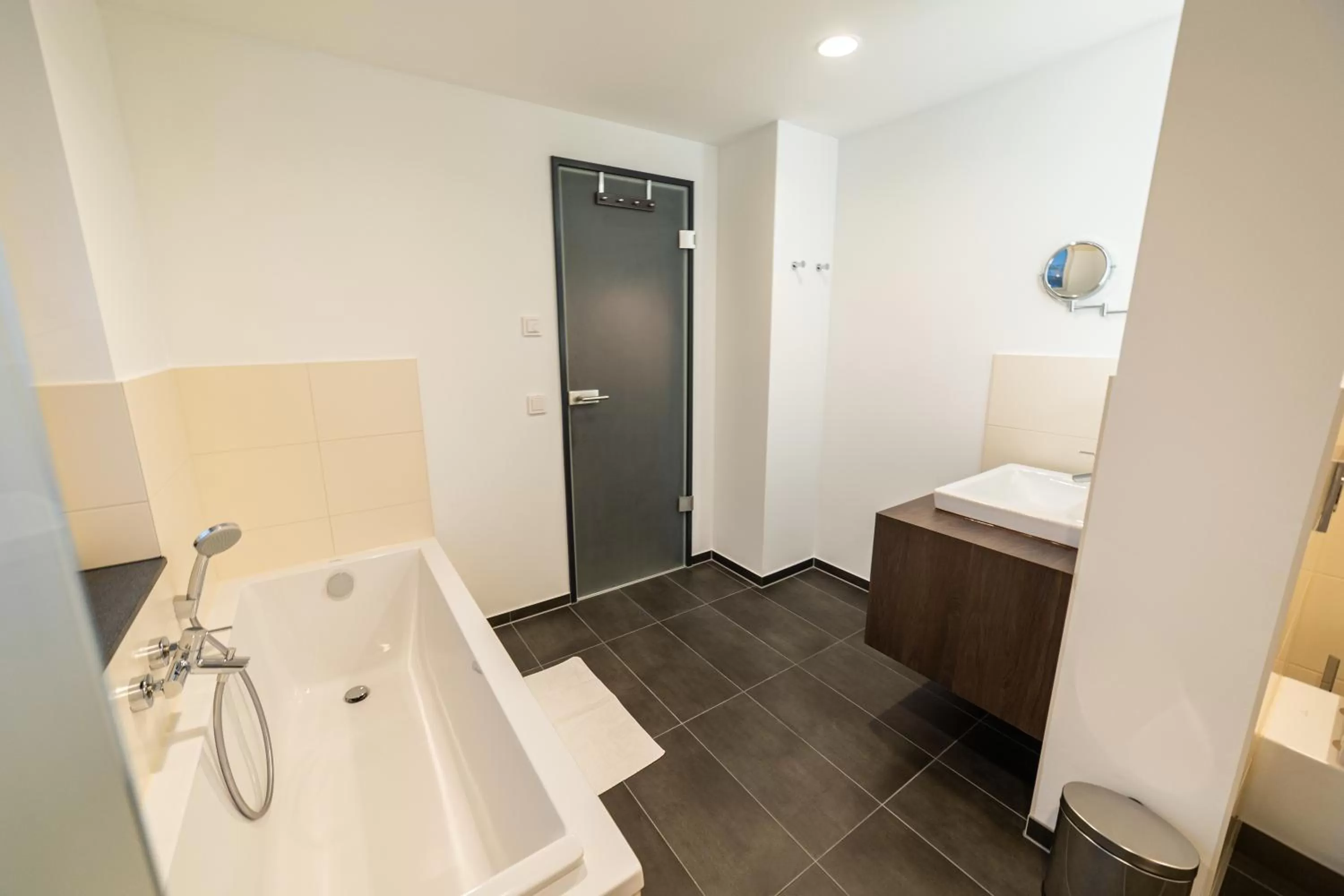 Bathroom, Bed in Kranz Parkhotel