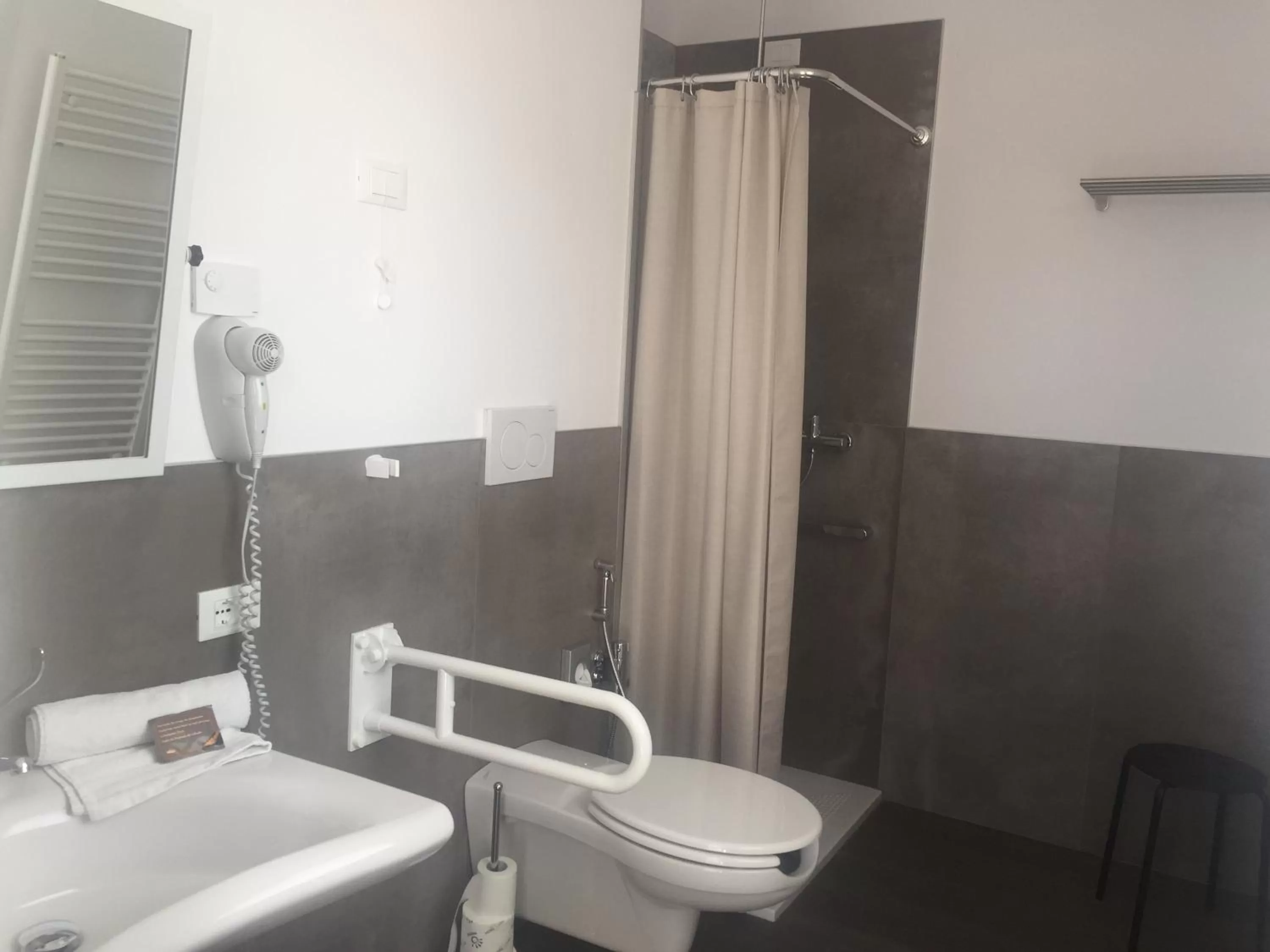 Shower in Pove 2.4 Hotel