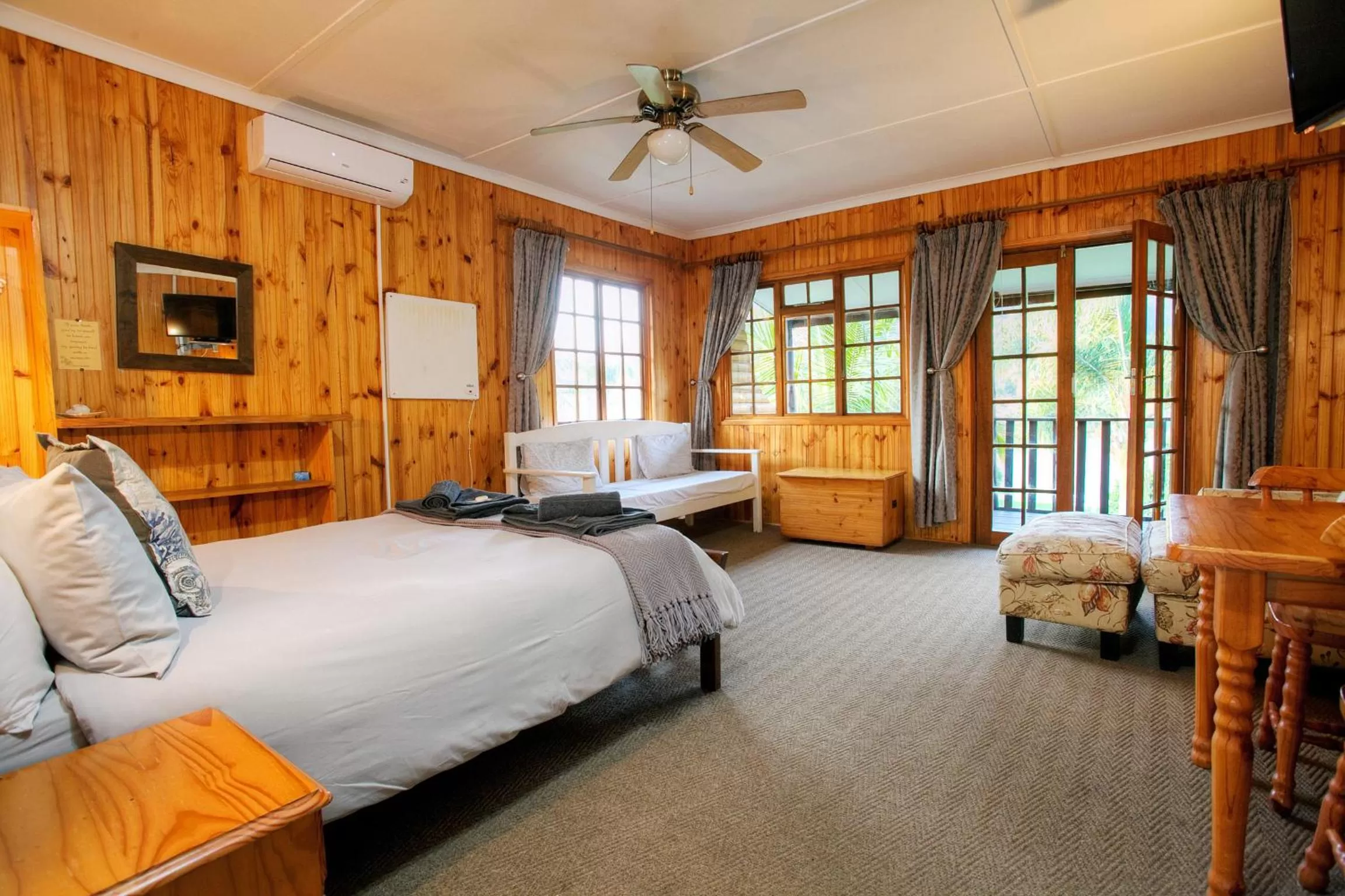 Seating area, Bed in The Spotted Grunter Resort