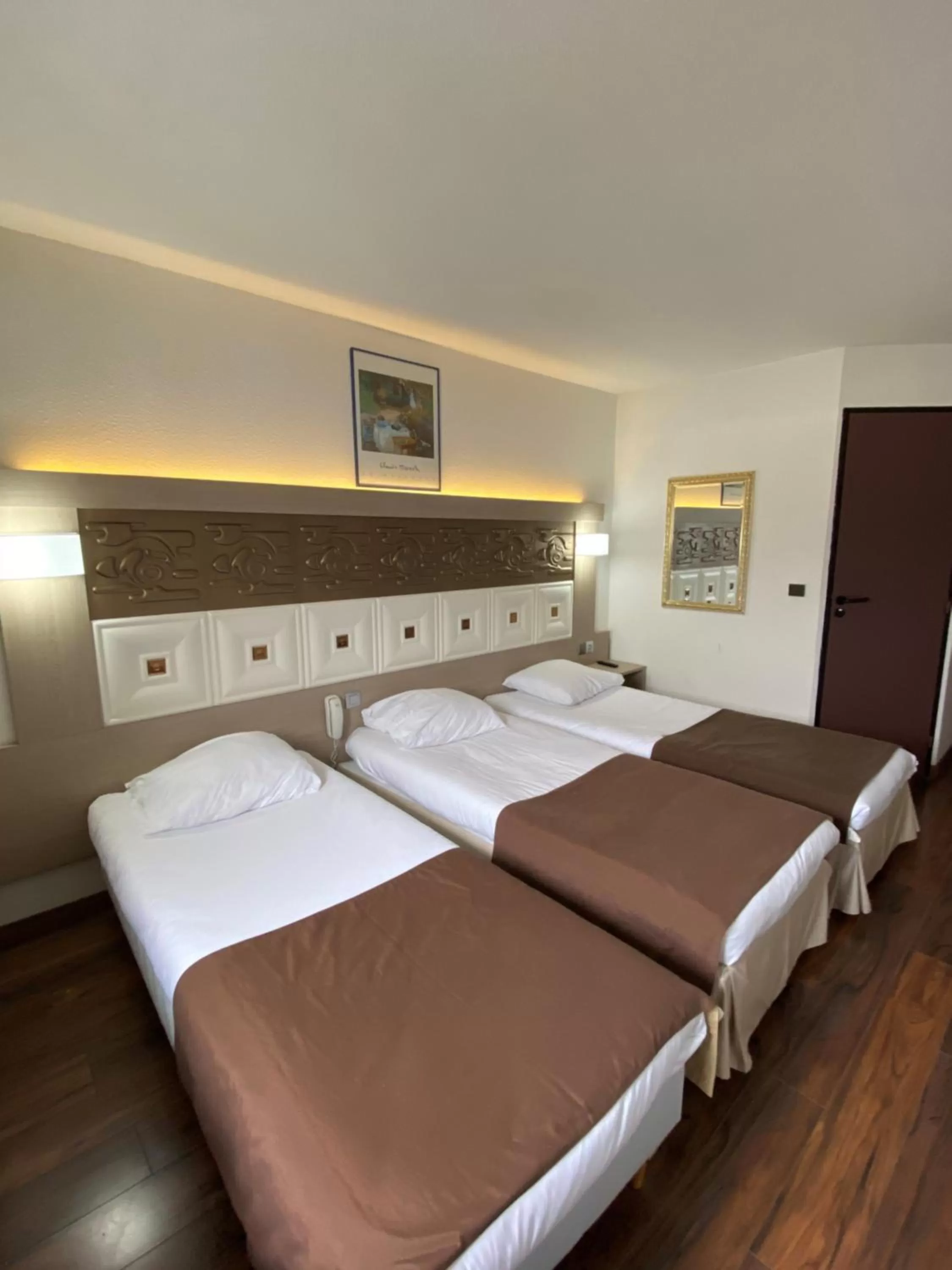 Bed in Kimotel Epône-Flins