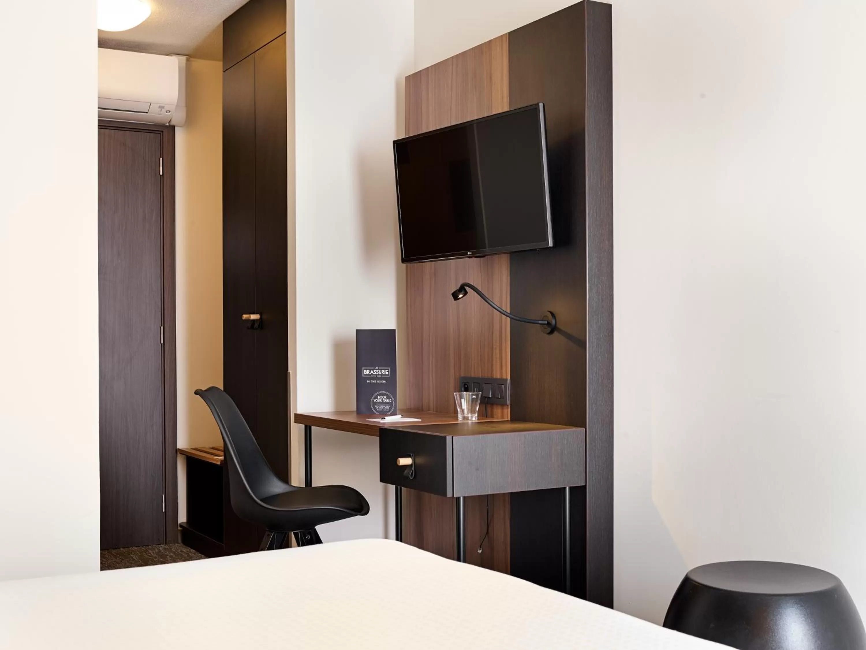 Communal lounge/ TV room in Best Western Hotel Wavre