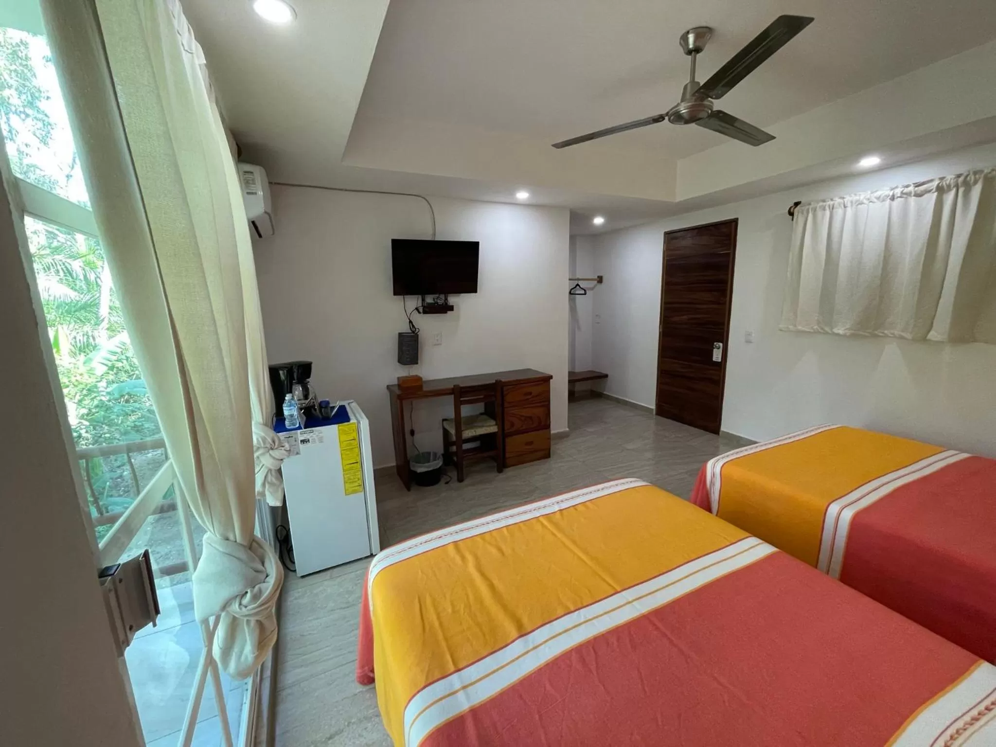 Photo of the whole room, Bed in Solez Zihuatanejo