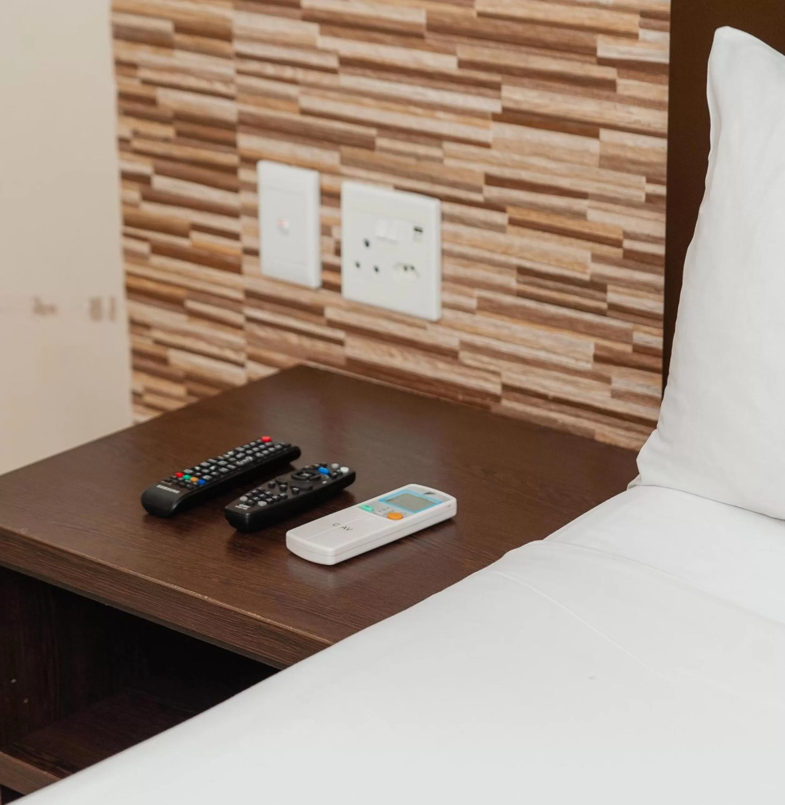 TV and multimedia, Bed in Bayside Hotel 100 Pixley Kaseme Street (West Street)