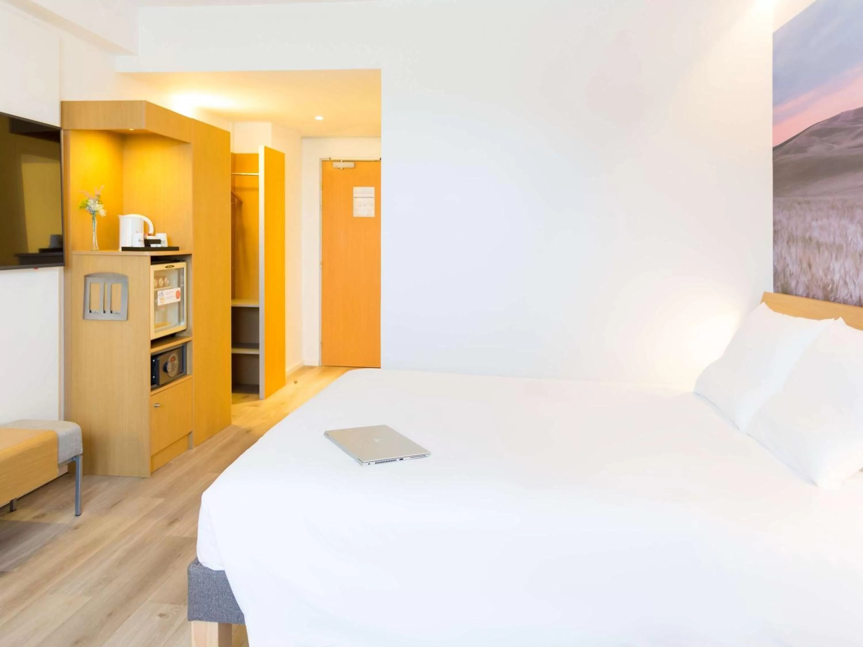 Photo of the whole room, Bed in Novotel Sevilla