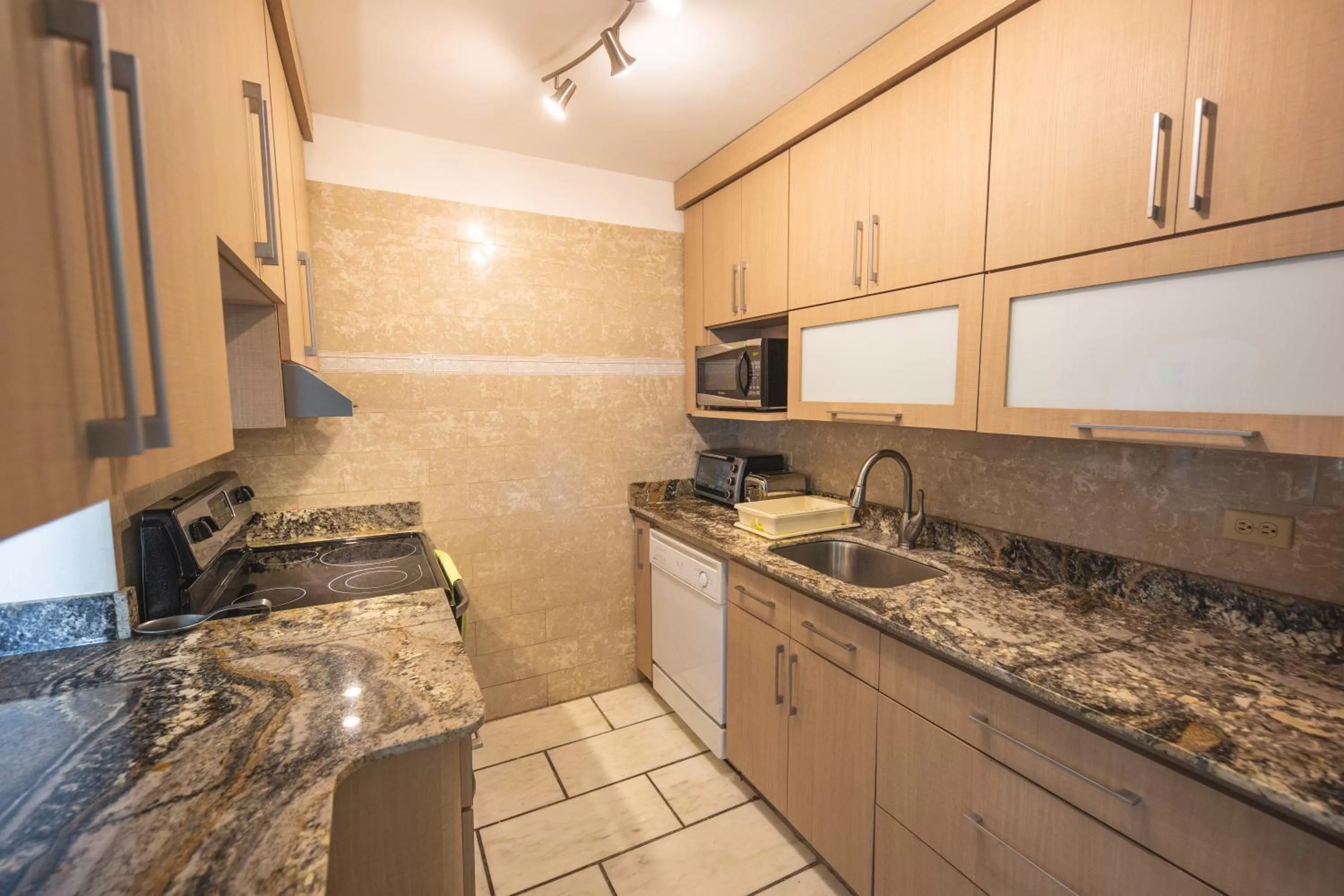 Kitchen or kitchenette in ESJ Towers by Chana