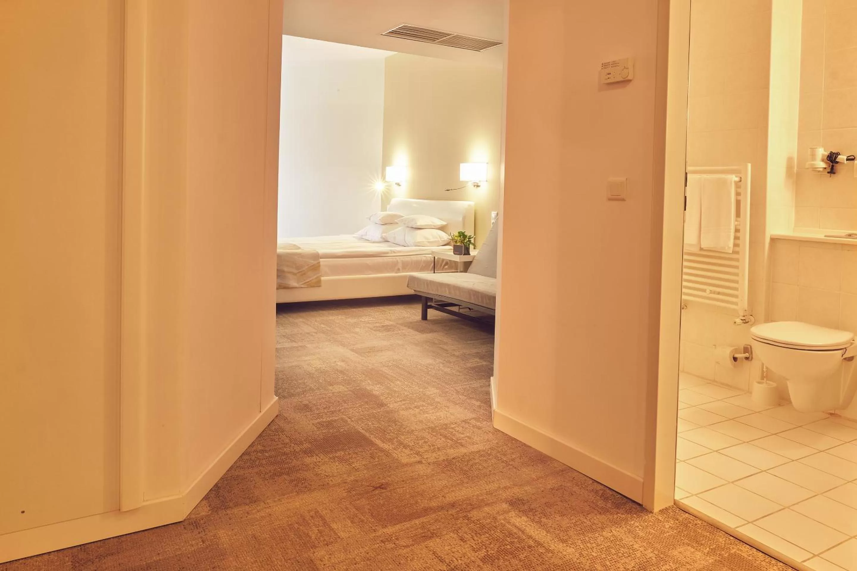 Bathroom, Bed in Continental Forum Constanta