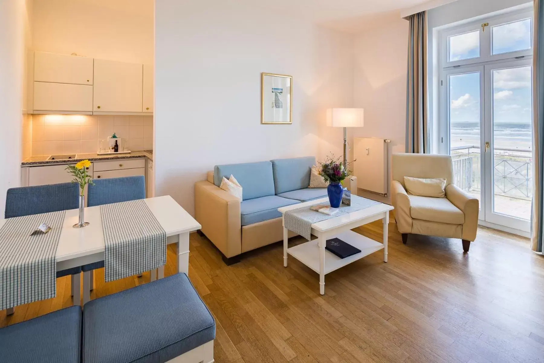Junior Suite with Ocean View - single occupancy in Strandhotel Kurhaus Juist Junior Suite with Ocean View - single occupancy in Strandhotel Kurhaus Juist
