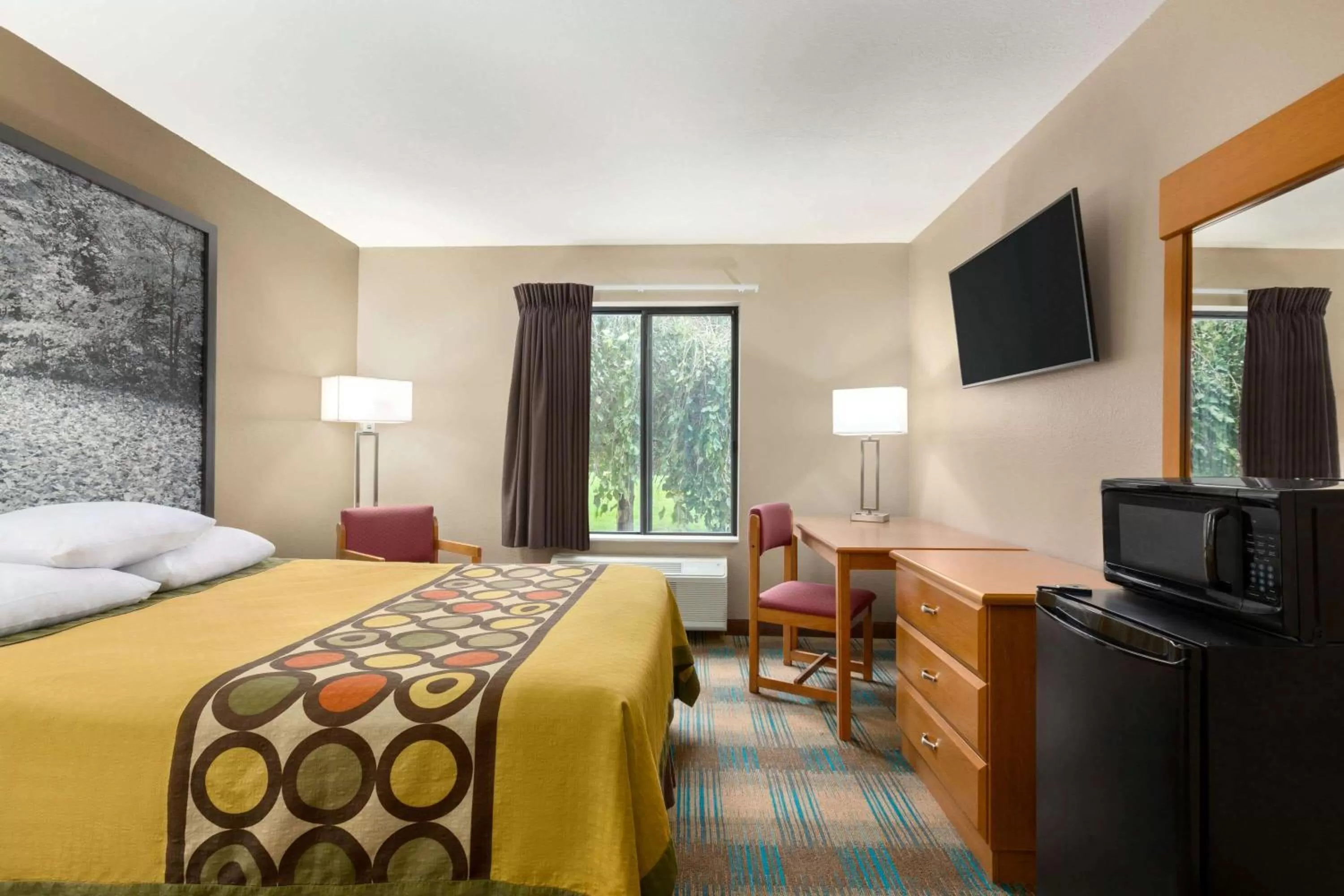 Photo of the whole room, Bed in Super 8 by Wyndham Hannibal