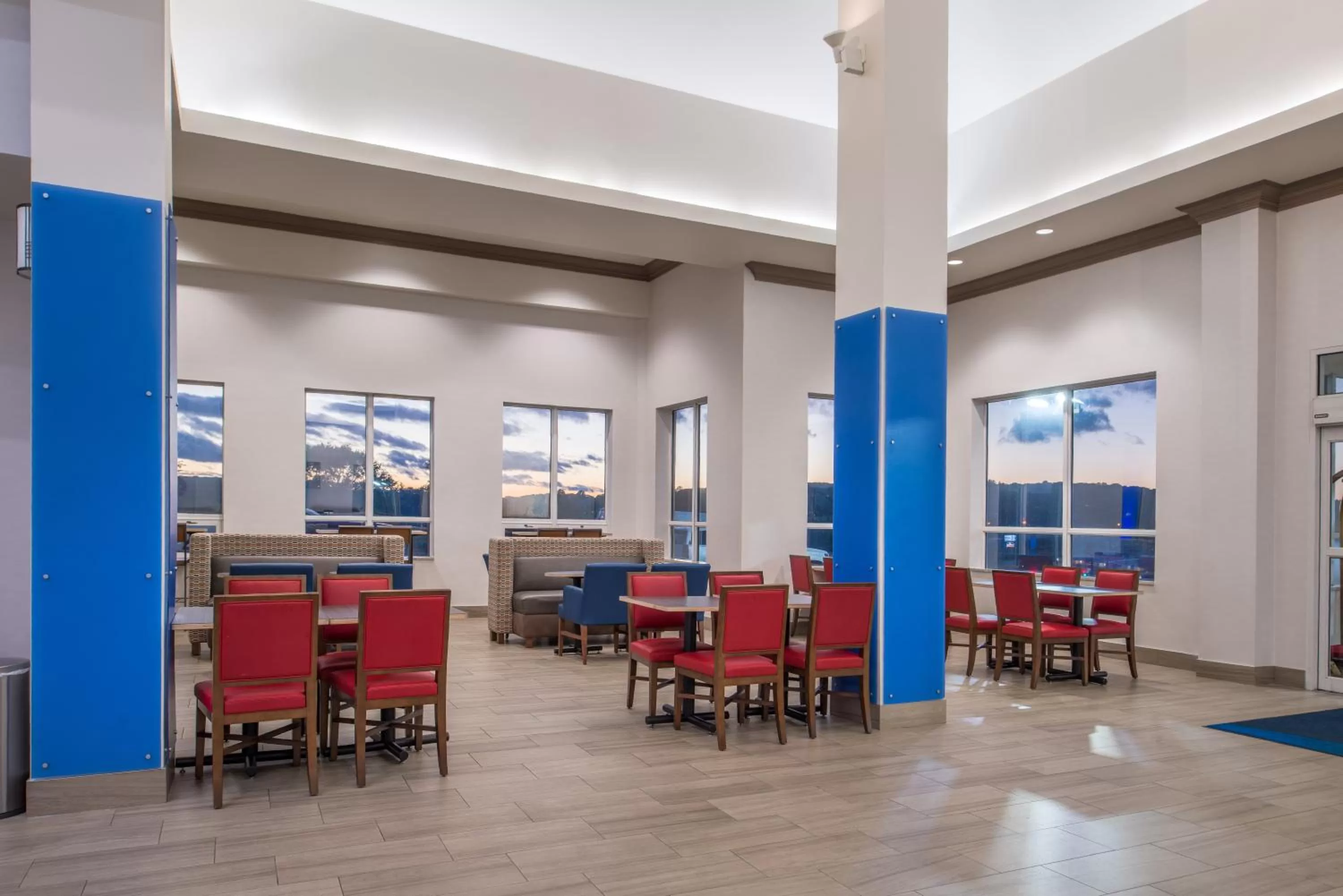 Breakfast in Holiday Inn Express Mystic by IHG