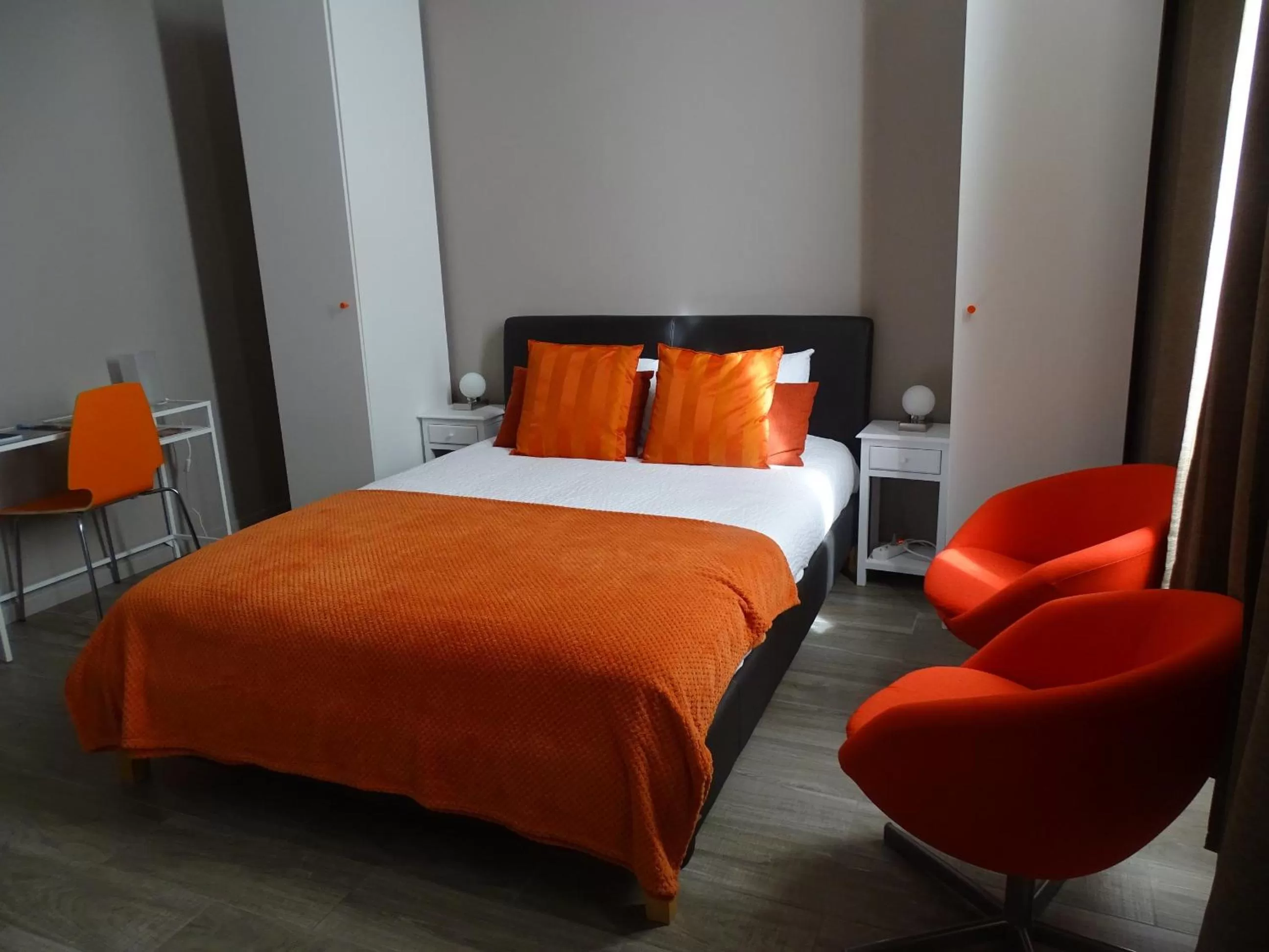 Bedroom, Bed in Suite 11