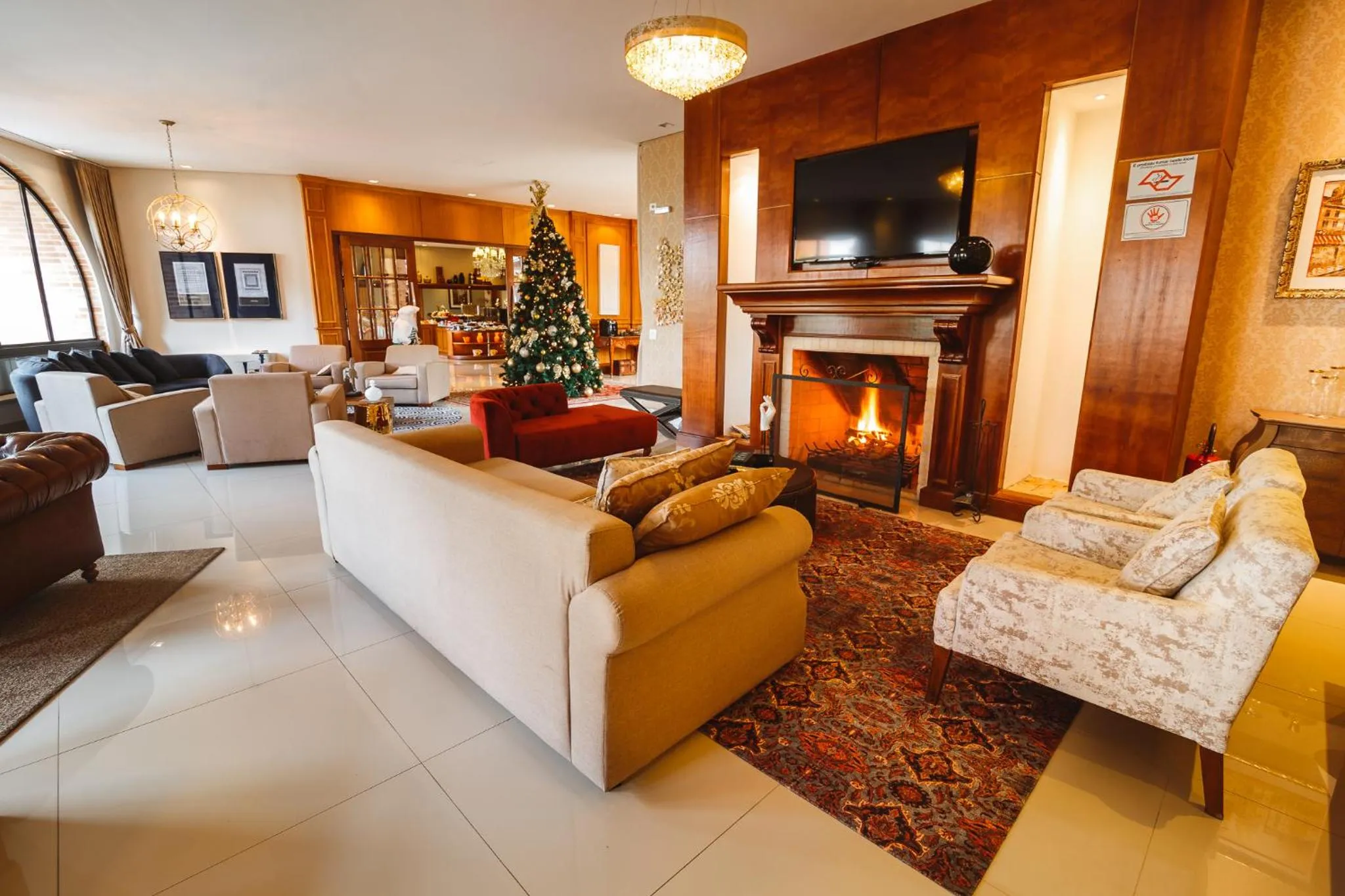 Communal lounge/ TV room in Pousada Luis XV