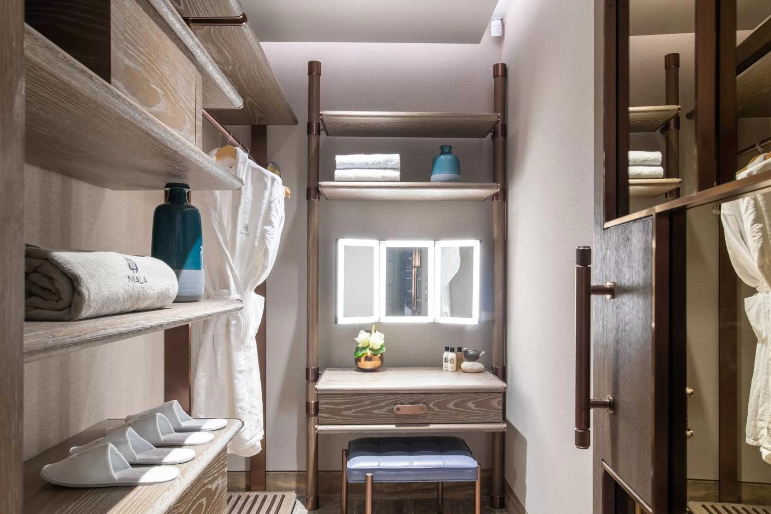 wardrobe, Bed in Iniala Harbour House