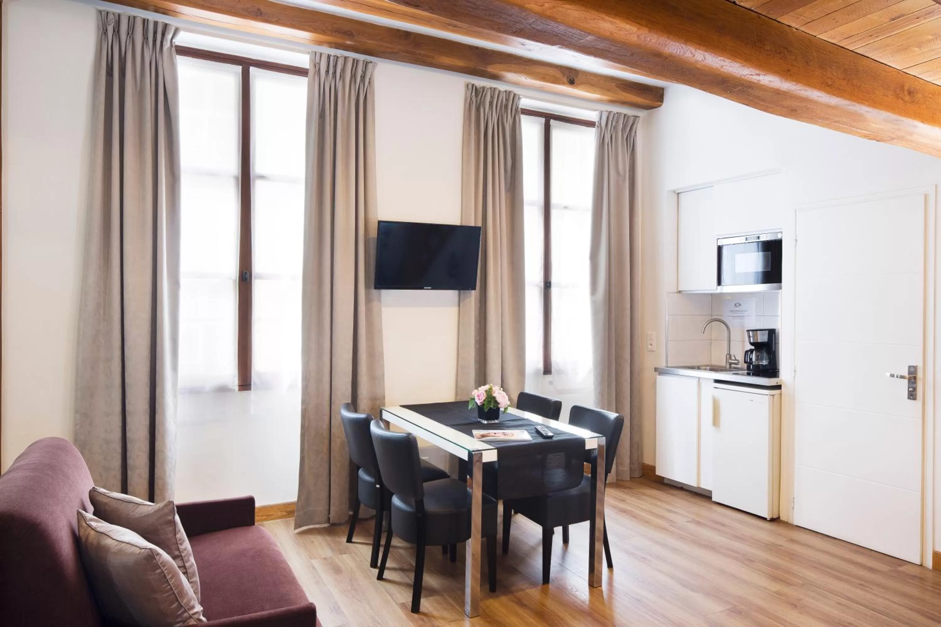 TV and multimedia in Lion d'Or Paris Hotel