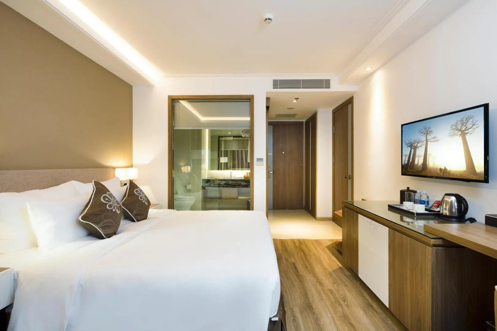 TV and multimedia, Bed in Comodo Nha Trang Hotel