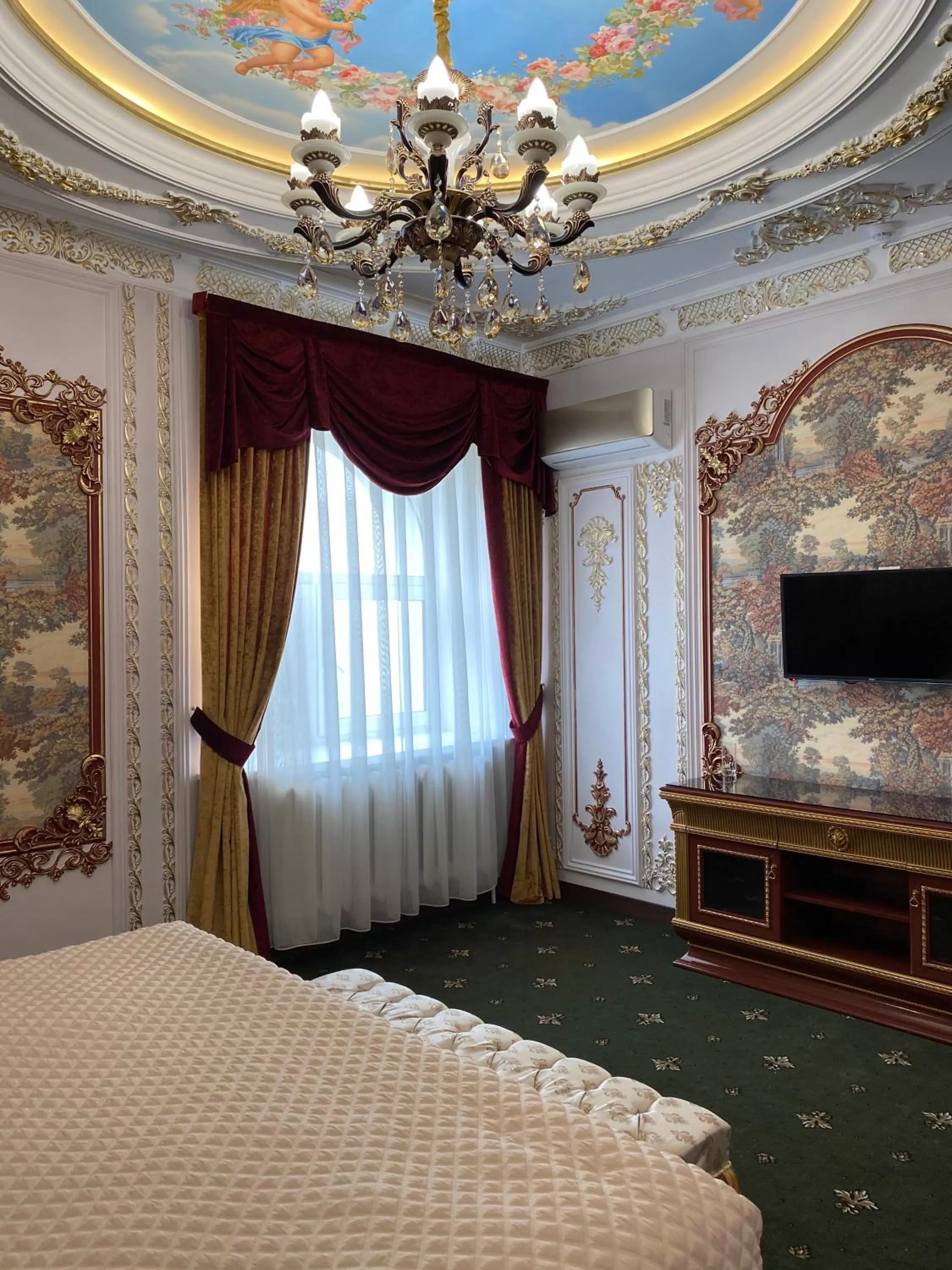 Living room, TV/Entertainment Center in Lion Hotel