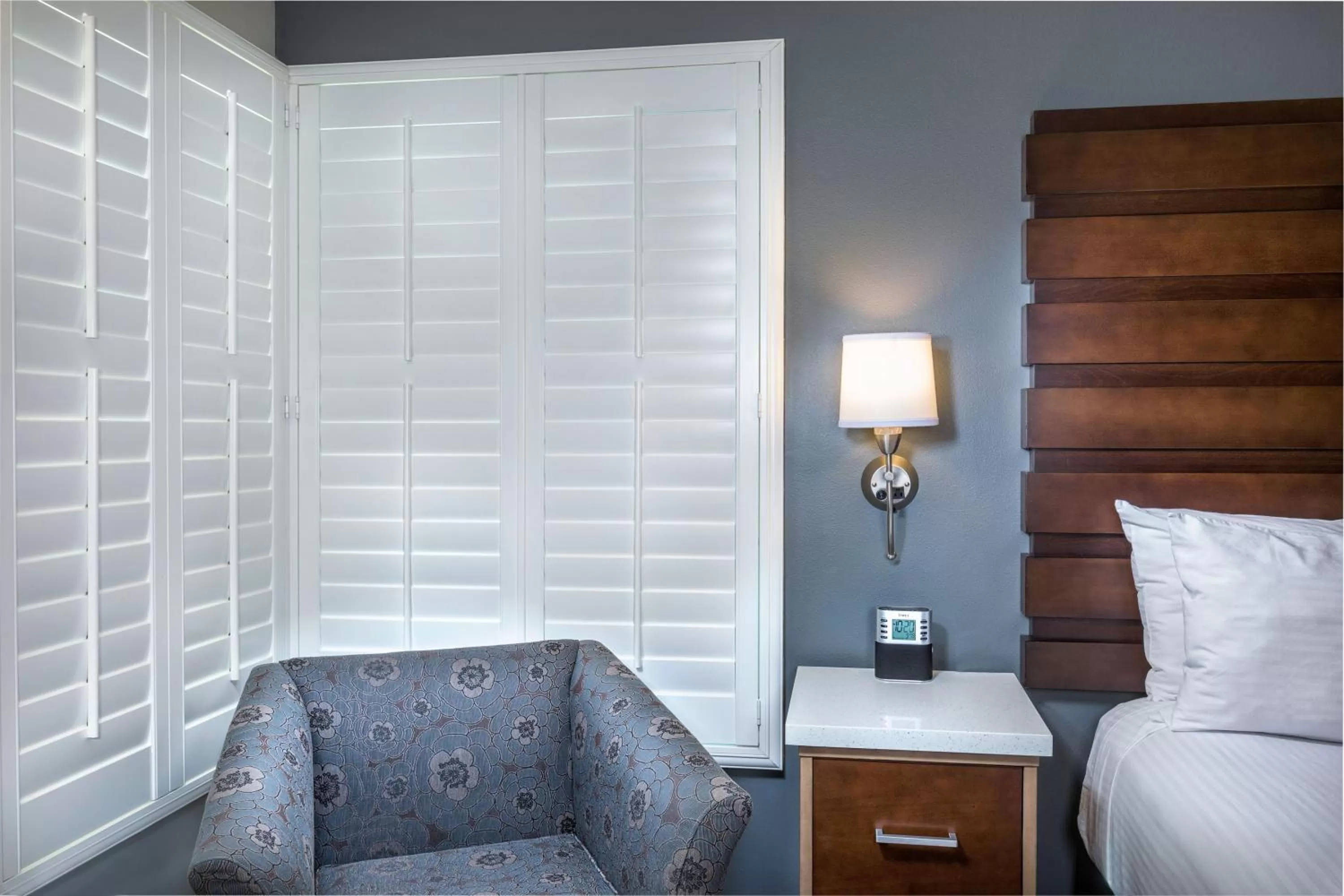 Bed in Desert Palms Hotel & Suites Anaheim Resort