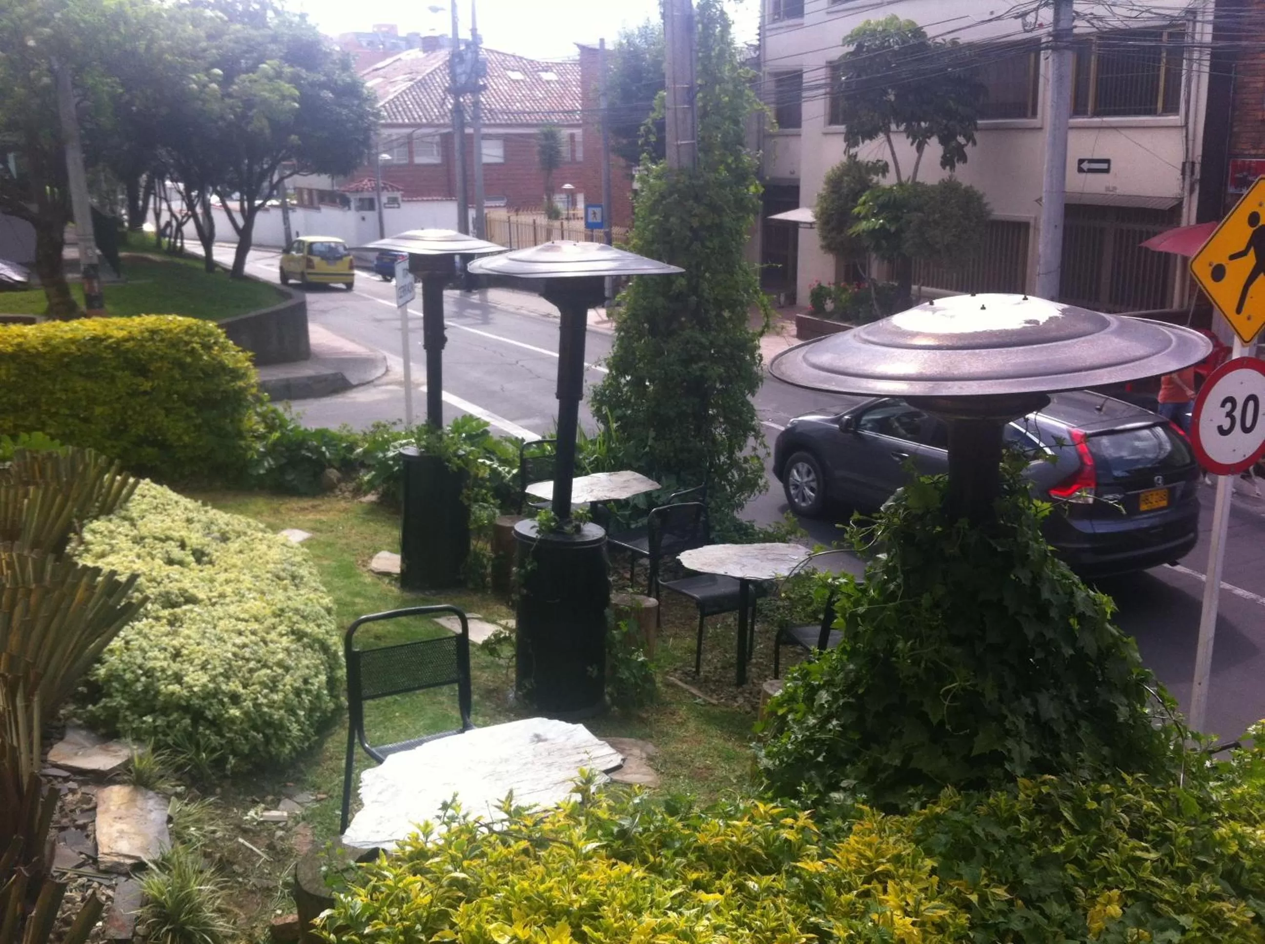 Restaurant/places to eat in 6 Suites Hotel