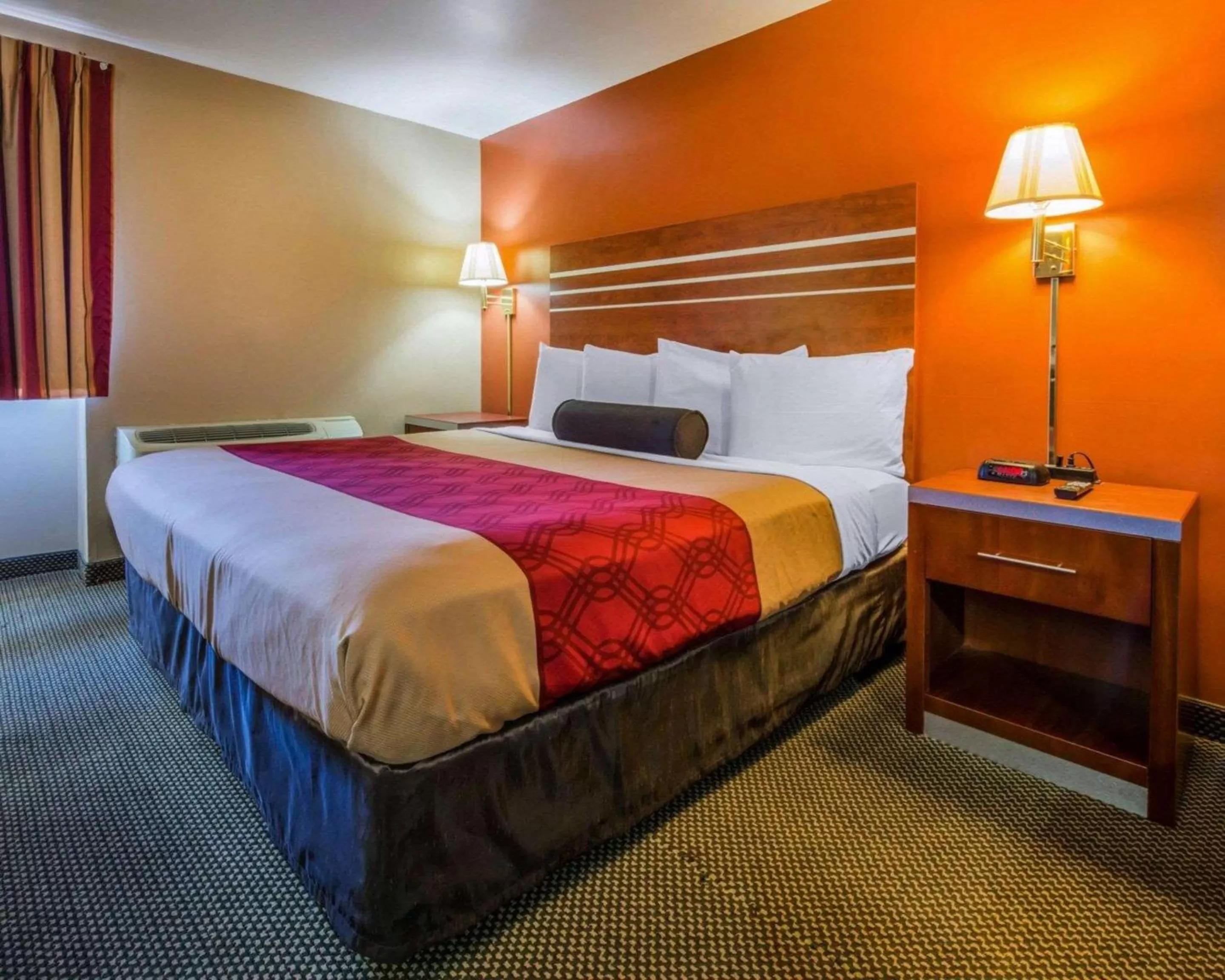 Photo of the whole room, Bed in Econo Lodge