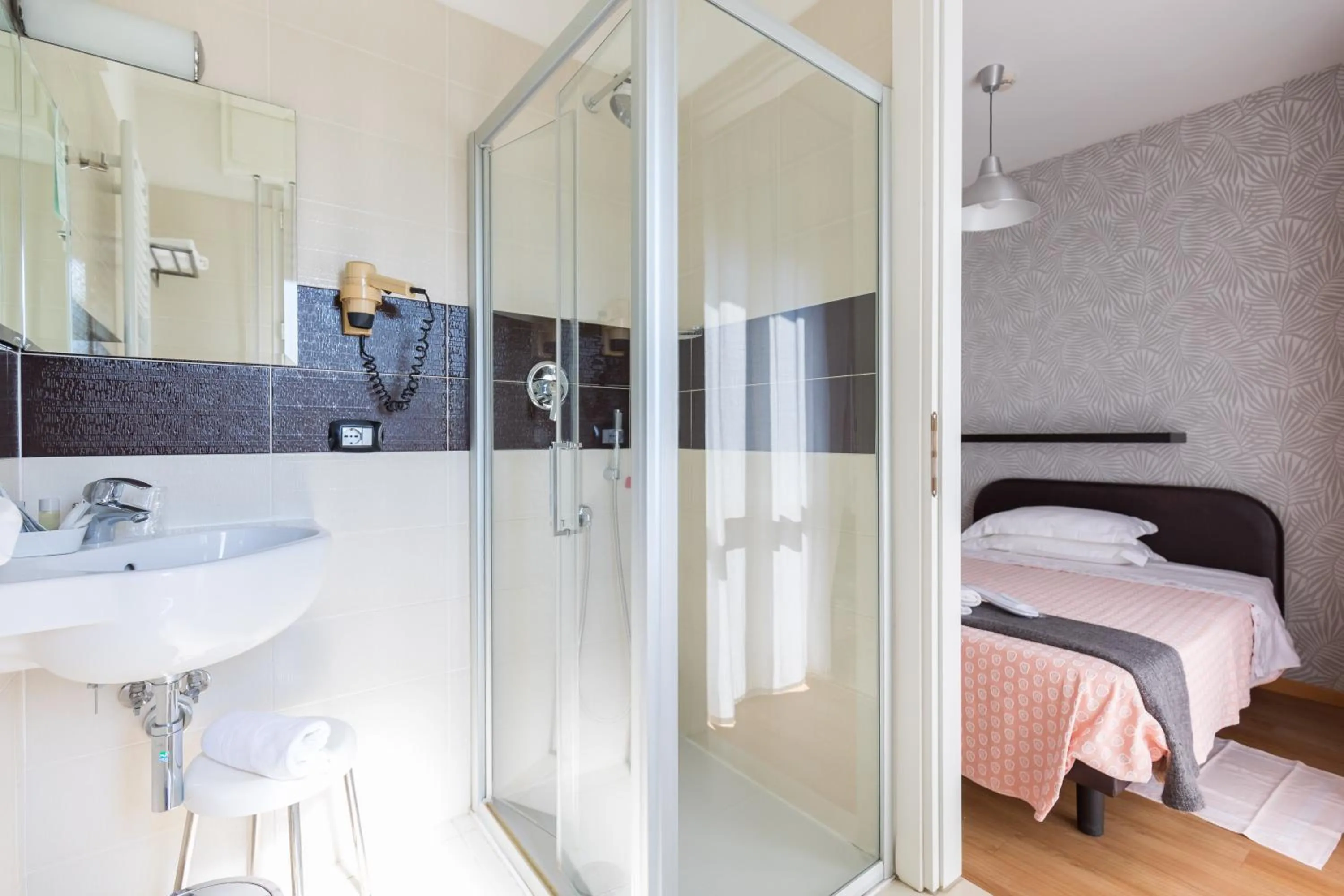 Bathroom, Bed in Hotel Logonovo