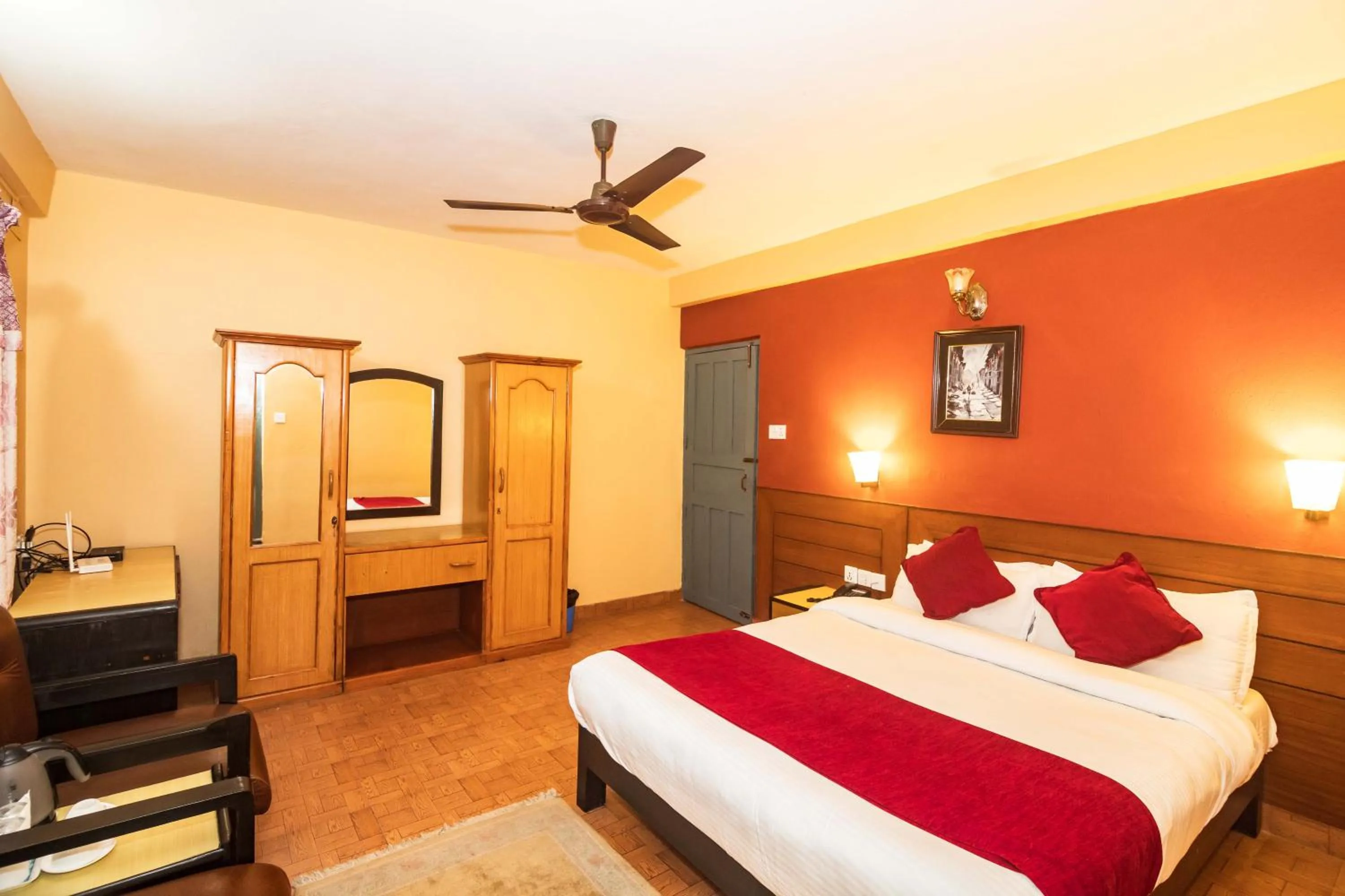 Photo of the whole room, Bed in Hotel Silver Oaks Inn