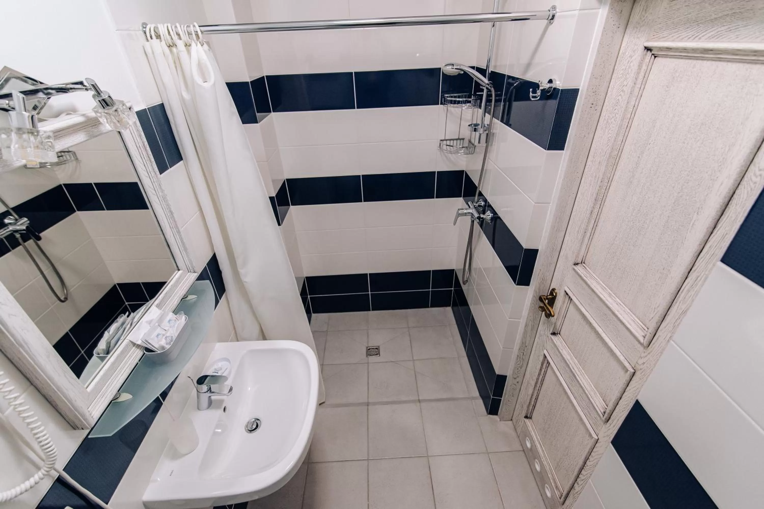 Bathroom in Gold Georg Palace Hotel