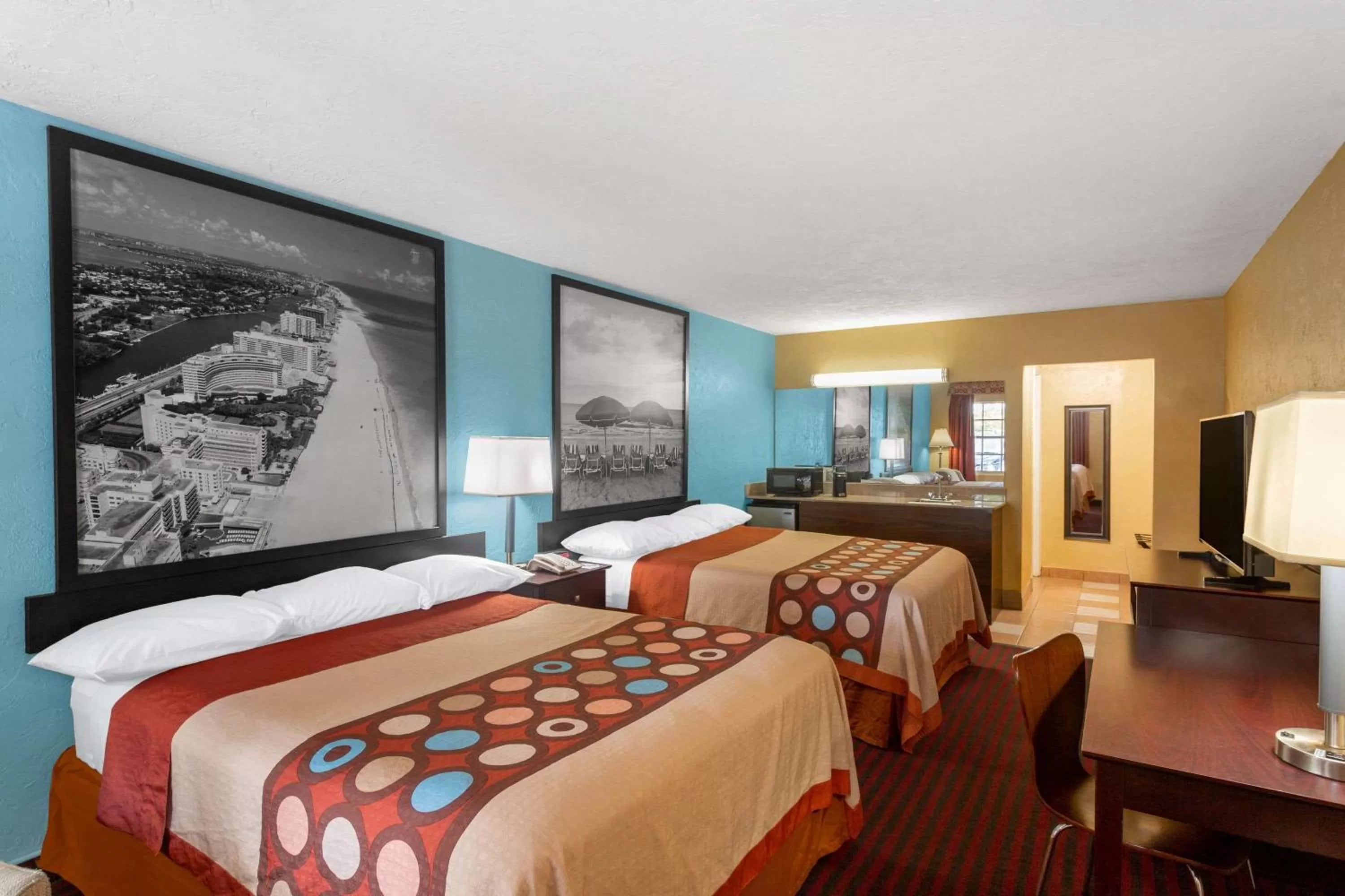 Photo of the whole room, Bed in Super 8 by Wyndham Bradenton Sarasota Area