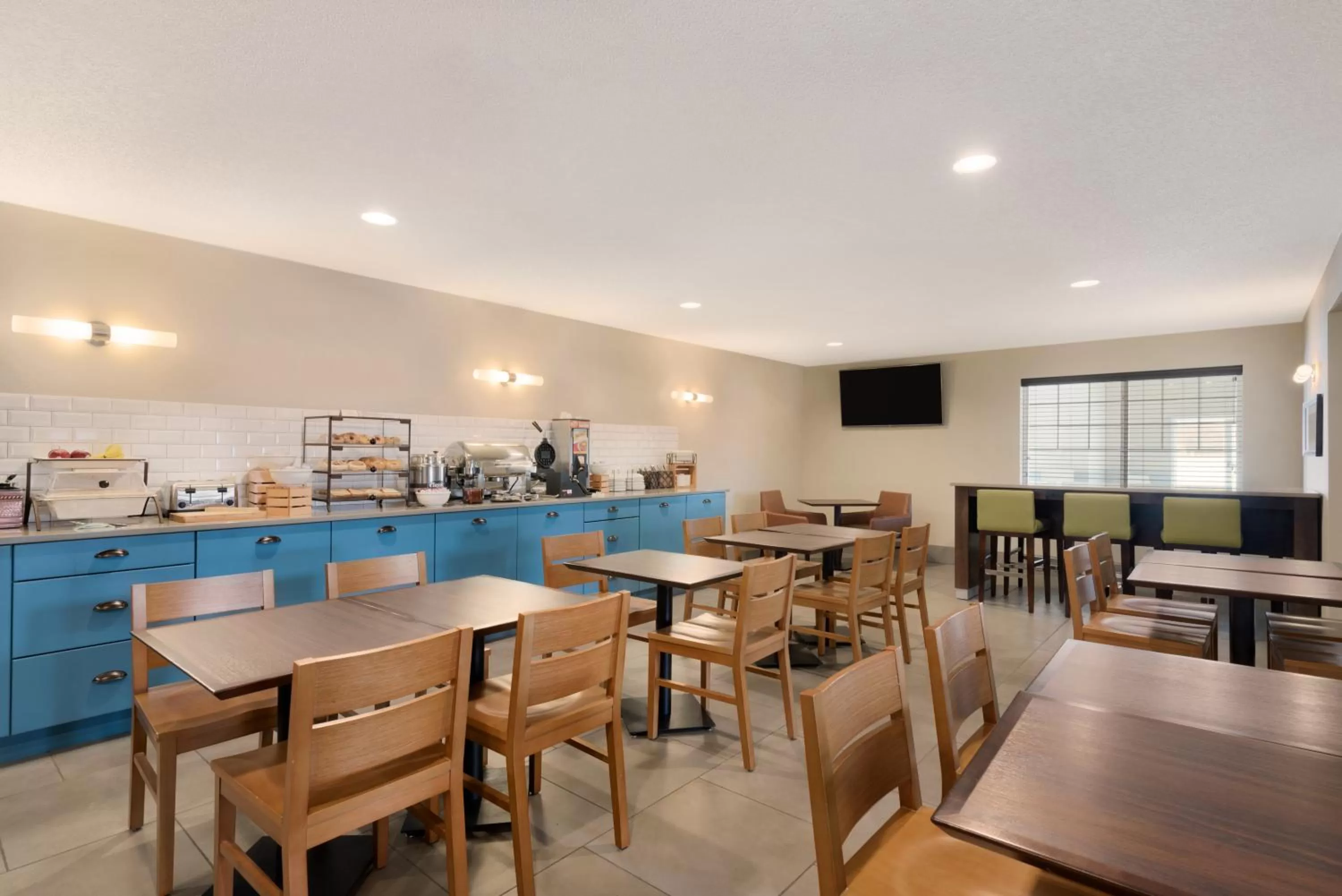 Buffet breakfast in Country Inn & Suites by Radisson, Chippewa Falls, WI