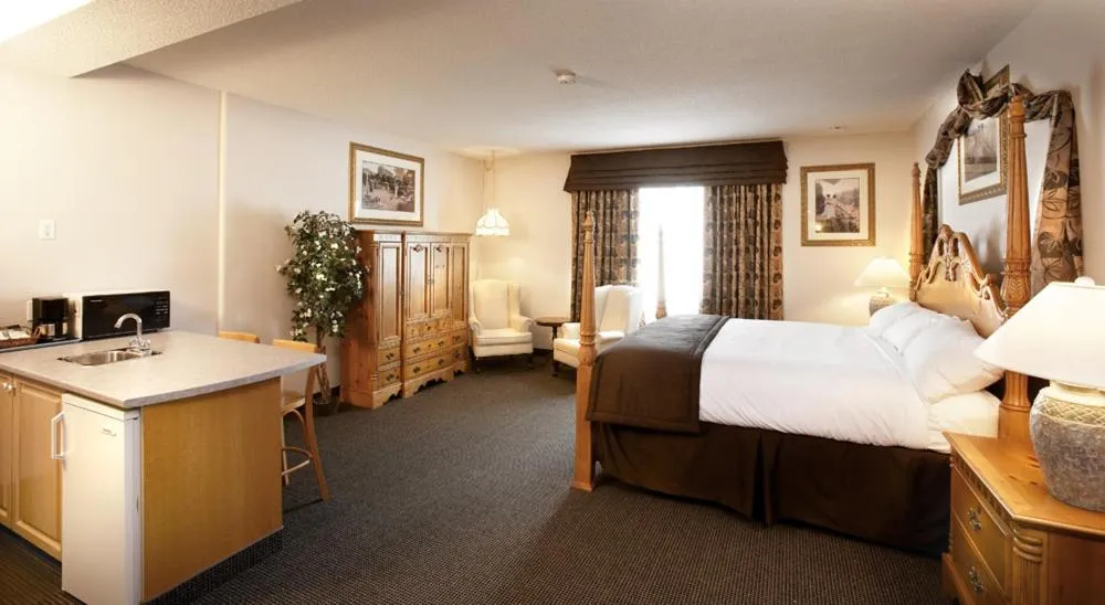 Photo of the whole room, Bed in Petawawa River Inn & Suites