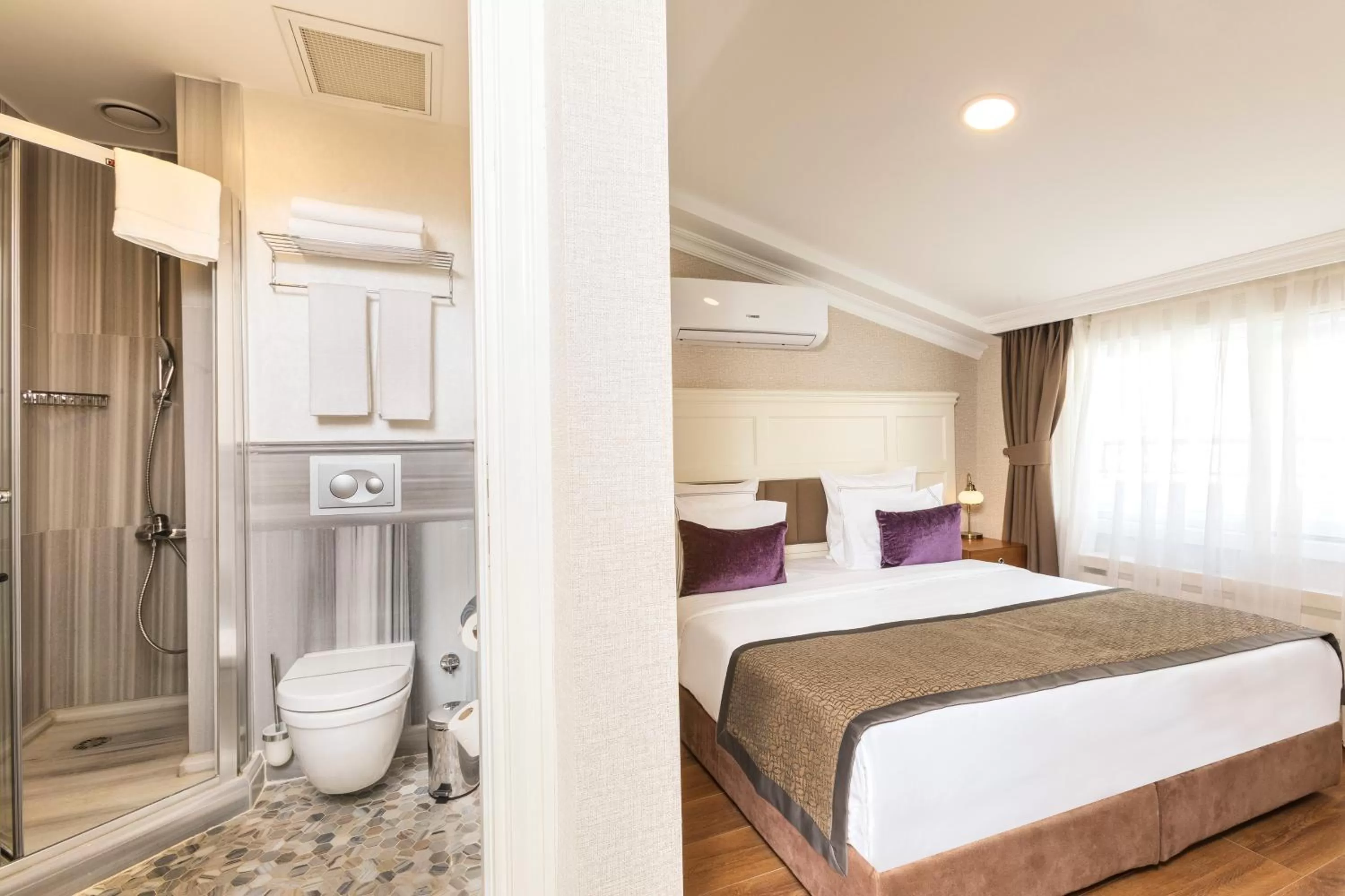 Shower, Bed in Meroddi La Porta