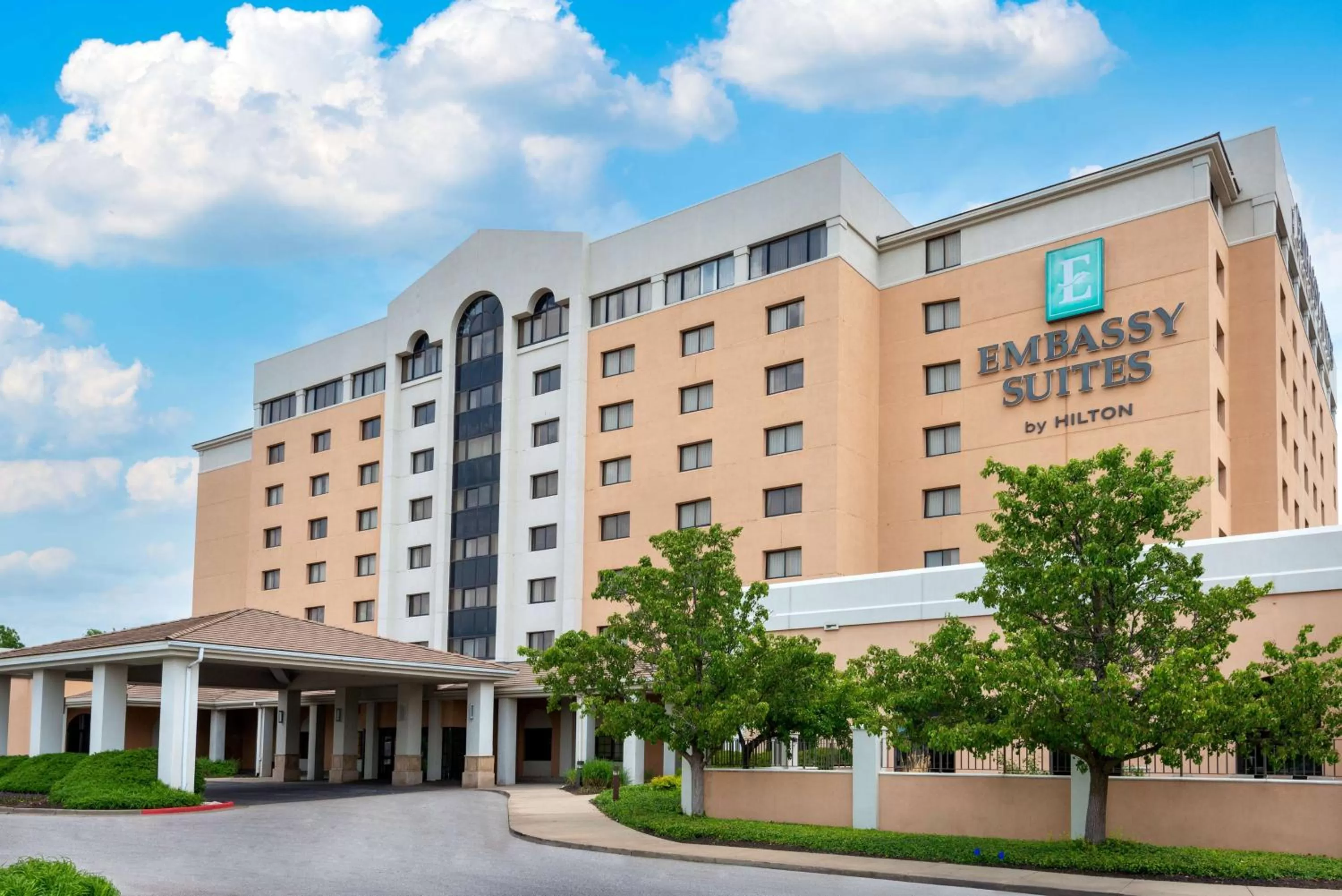 Property building in Embassy Suites by Hilton Kansas City International Airport
