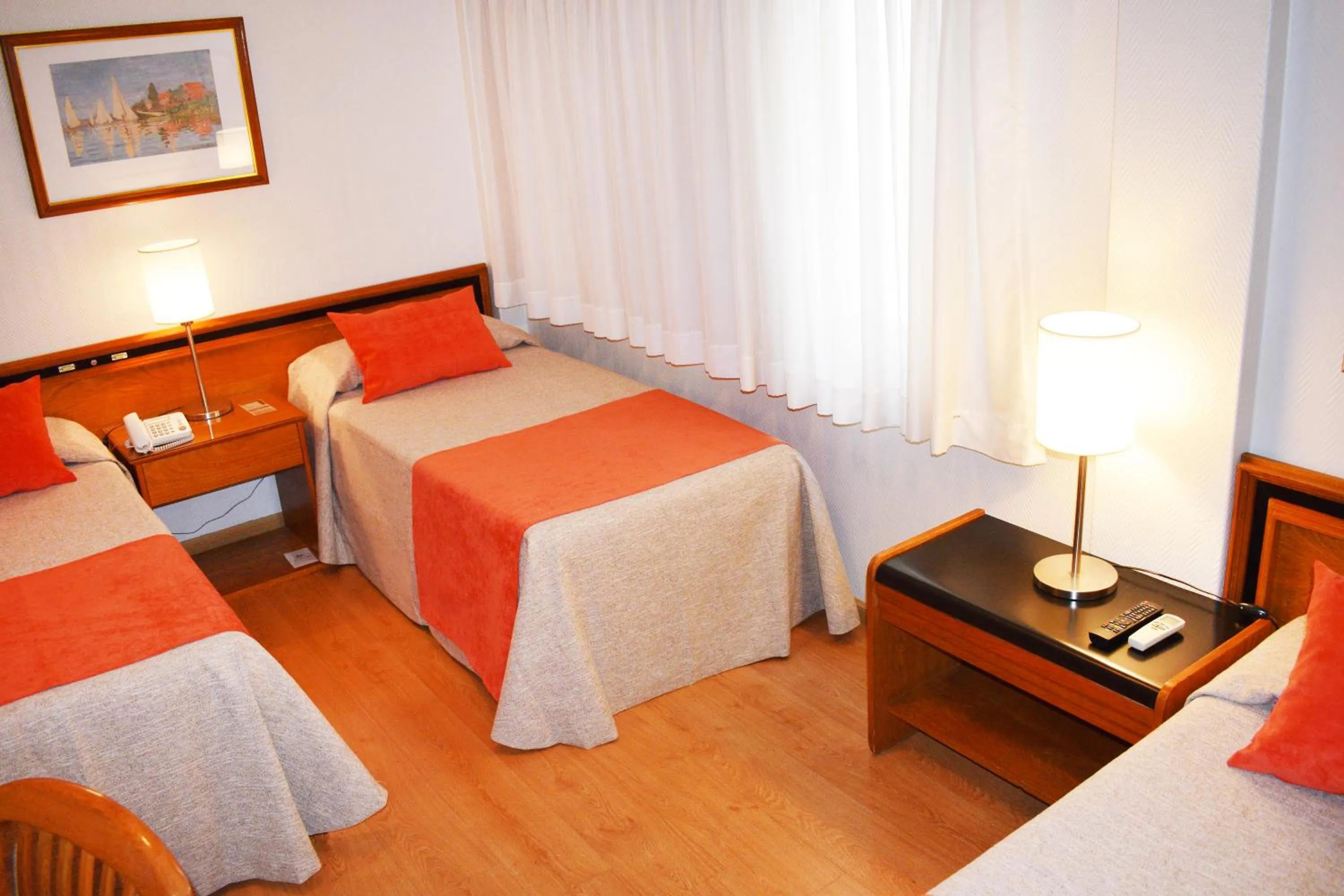 Photo of the whole room, Bed in Hotel Solans Carlton