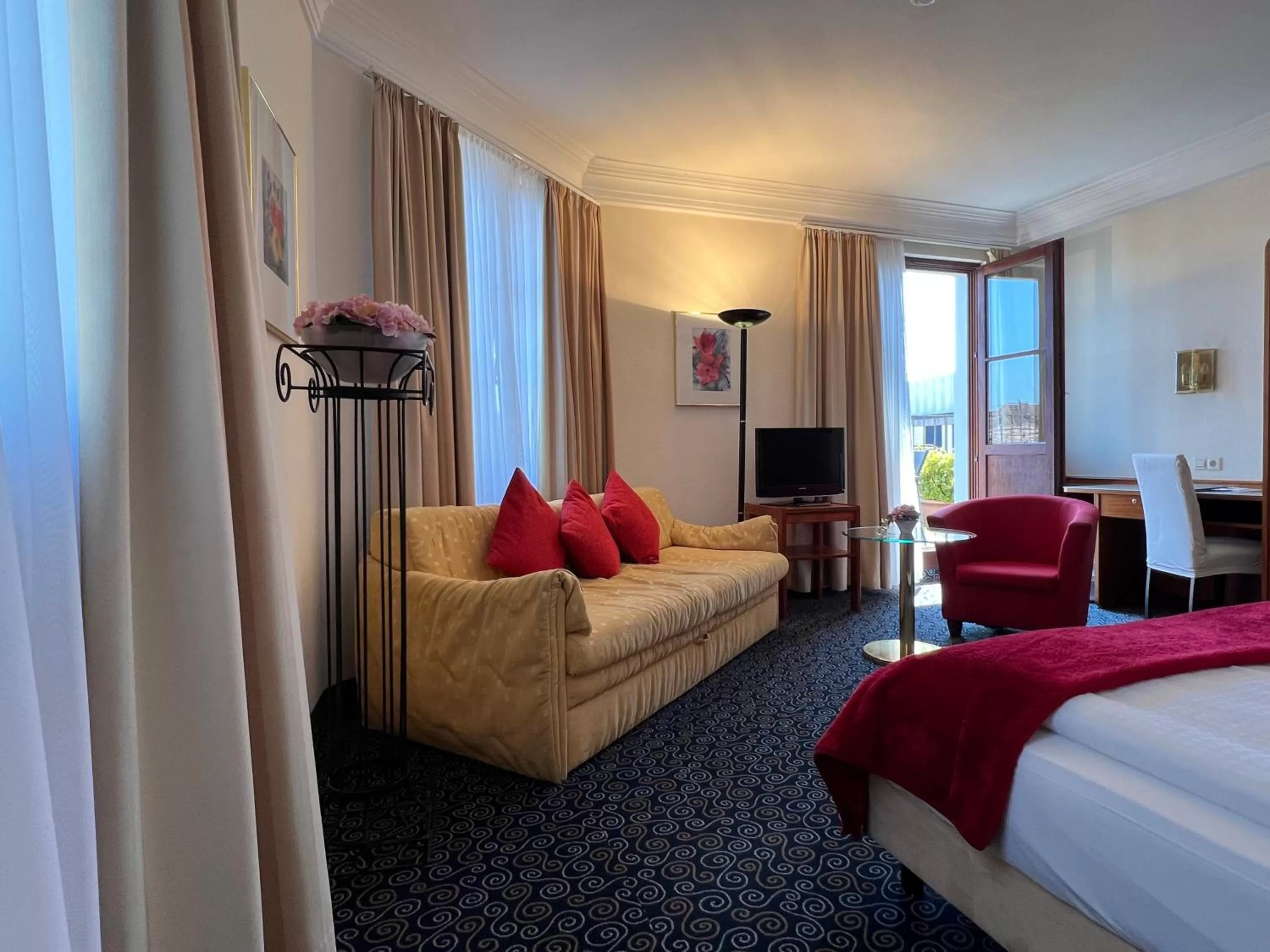 Photo of the whole room, Bed in Stadthotel