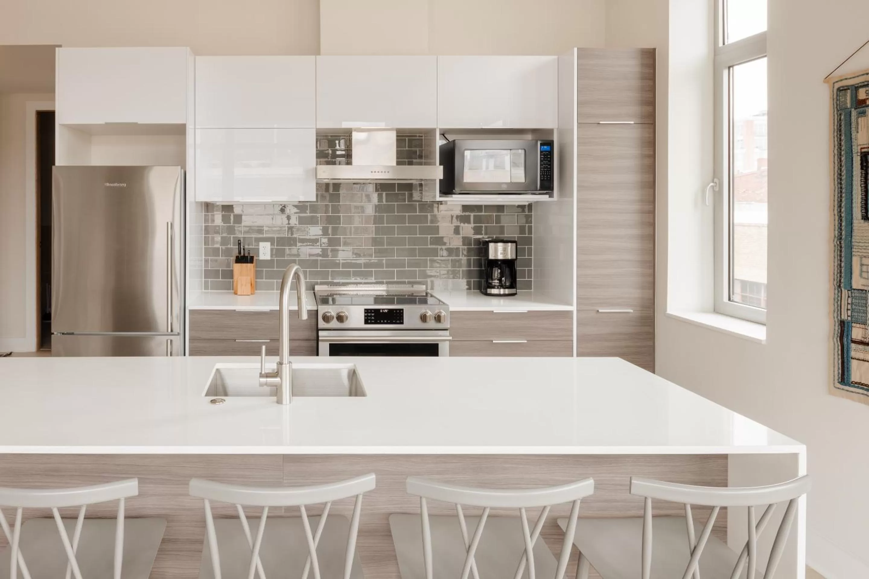 Living room, Kitchen/Kitchenette in Sonder The Mint