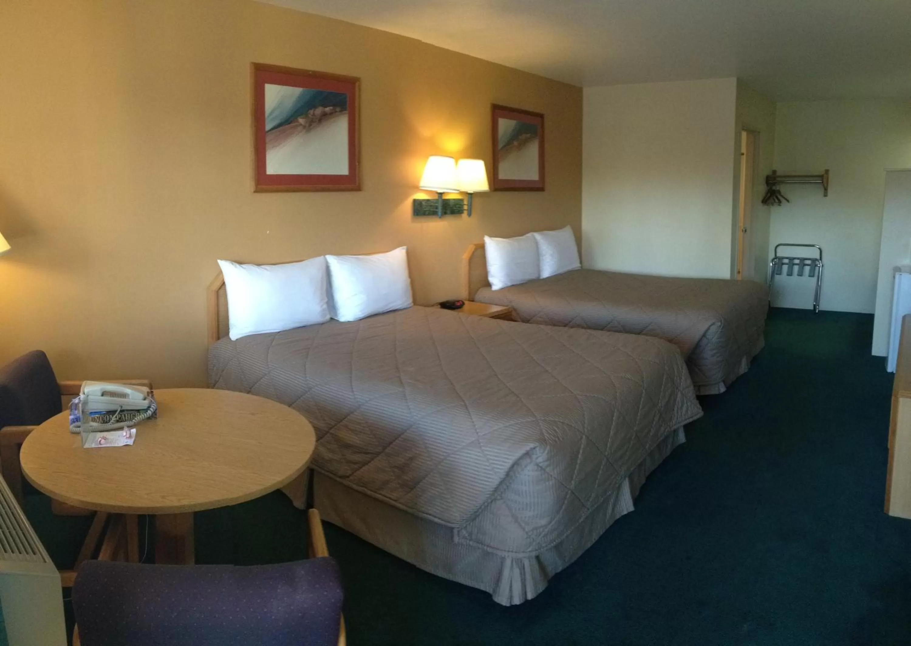 Photo of the whole room, Bed in Black Canyon Motel