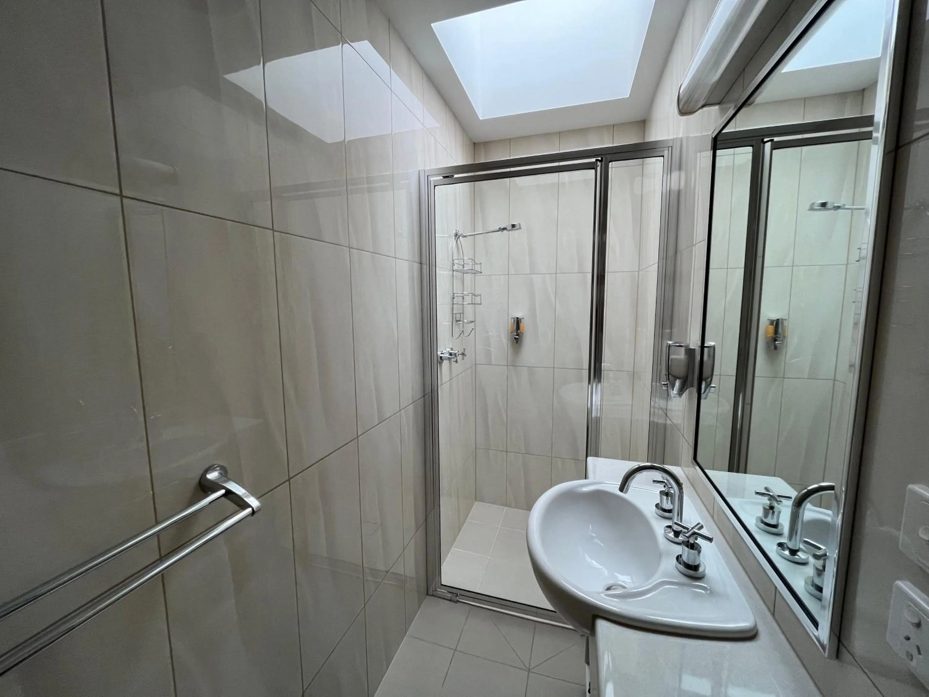 Bathroom in Ryley Motor Inn