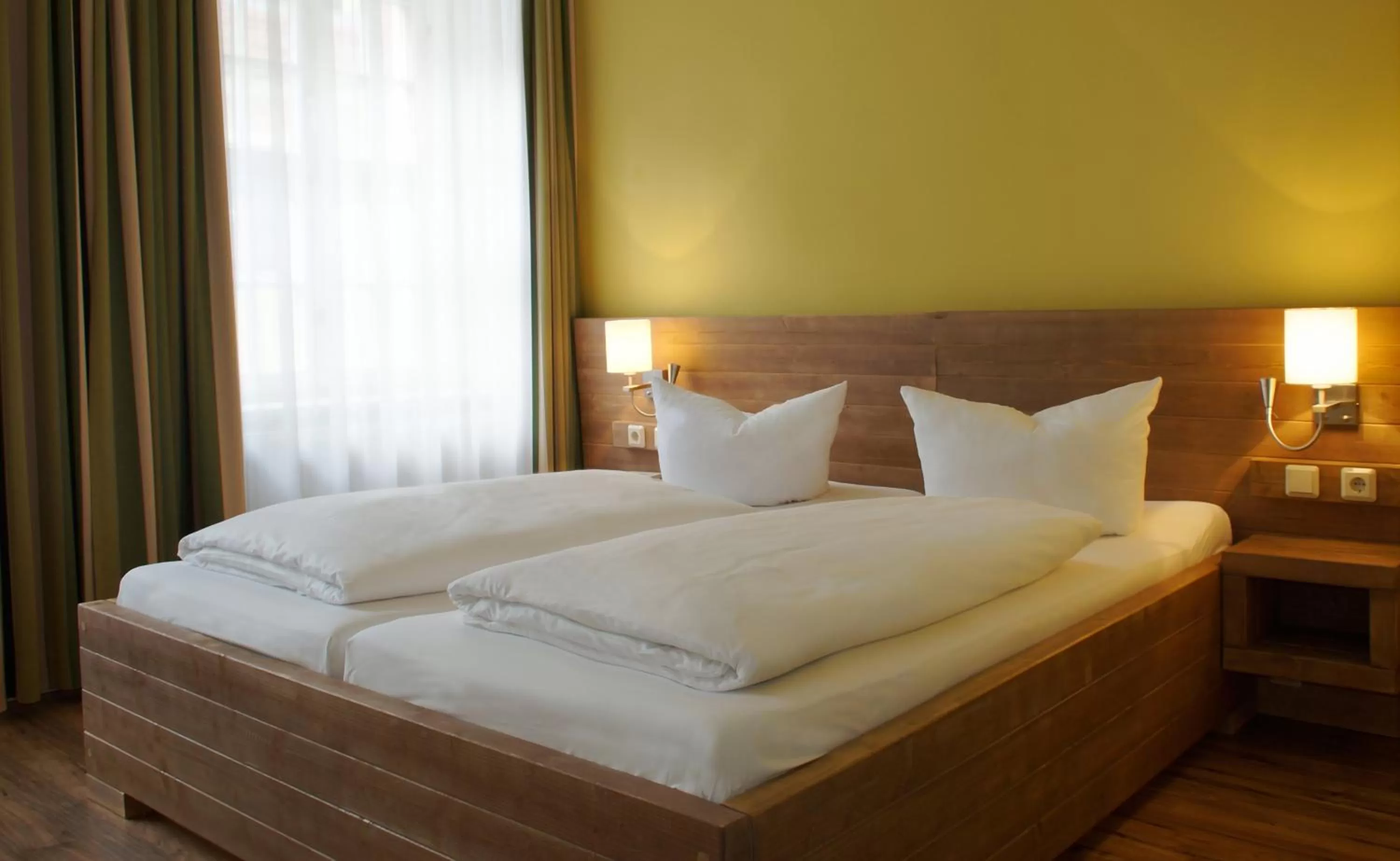 Photo of the whole room, Bed in Hotel Am Obermarkt