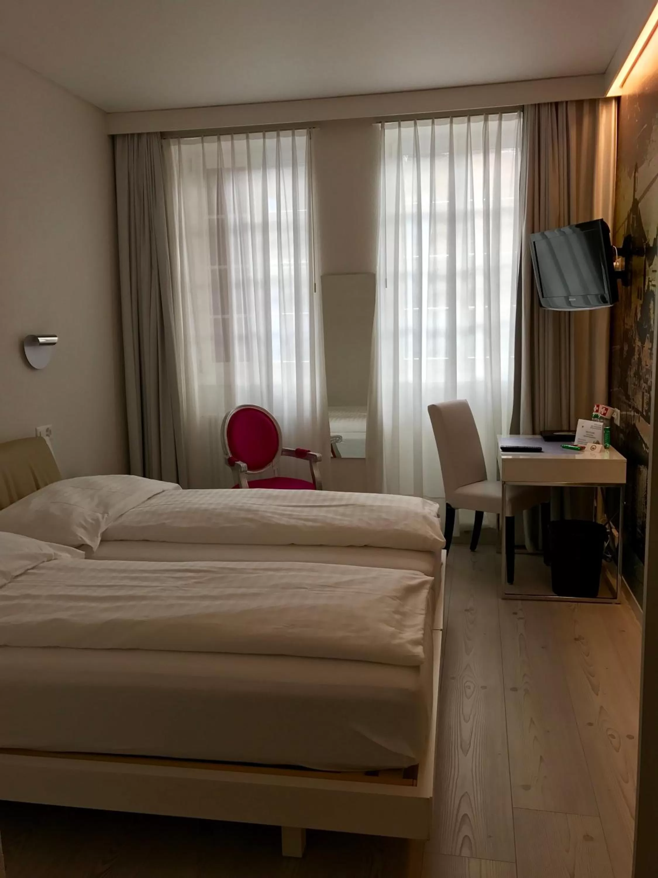 Photo of the whole room, Bed in Hotel Murtenhof & Krone