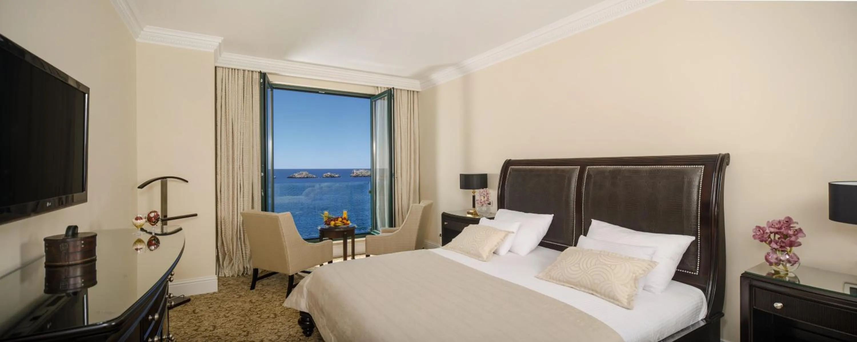 Bedroom, Bed in Royal Princess Hotel