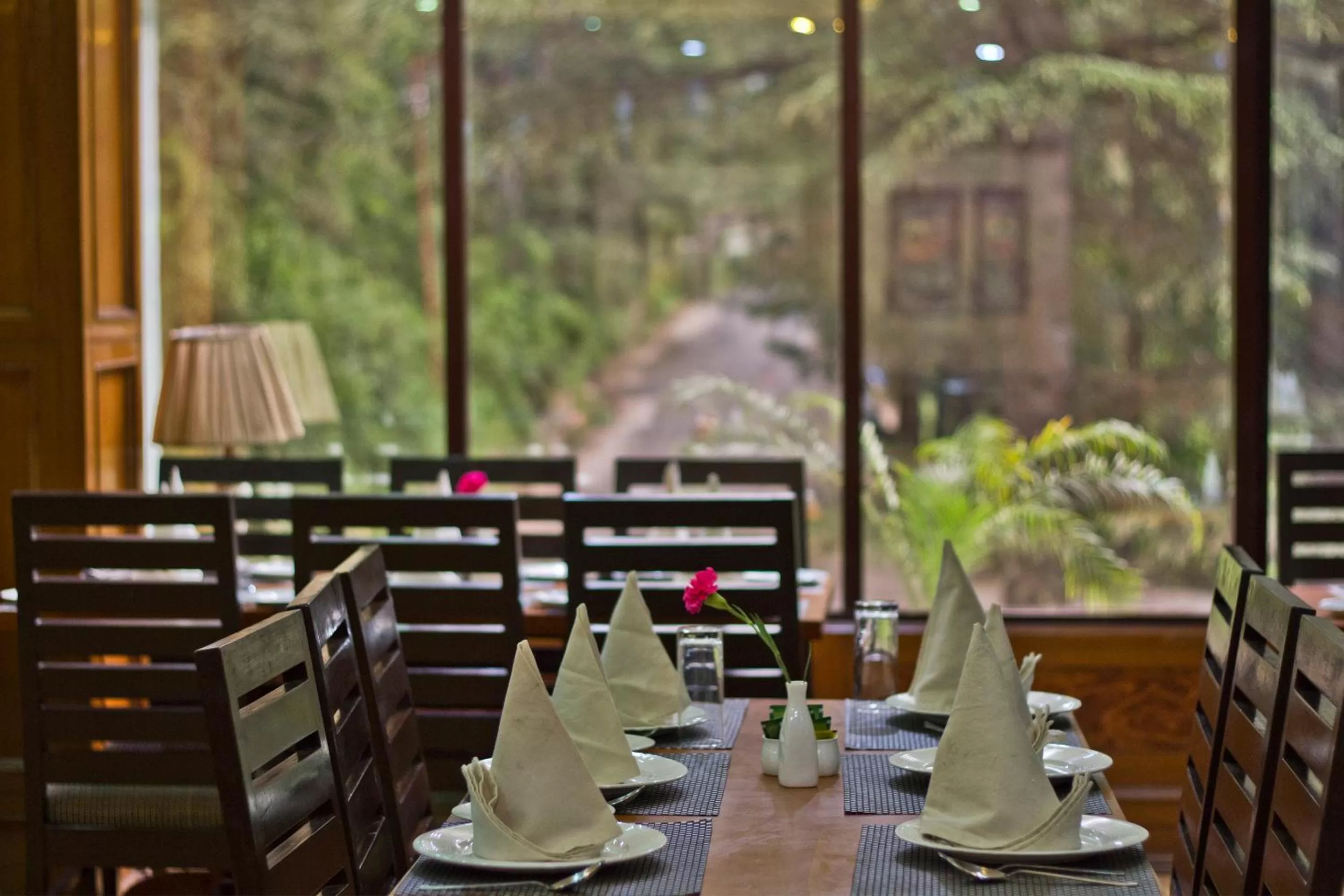 Restaurant/places to eat in Hotel Broadways Inn