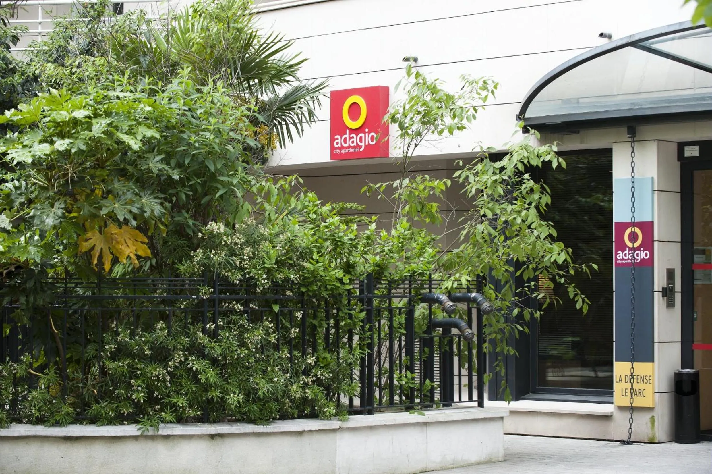 Facade/entrance in Aparthotel Adagio La Défense Le Parc