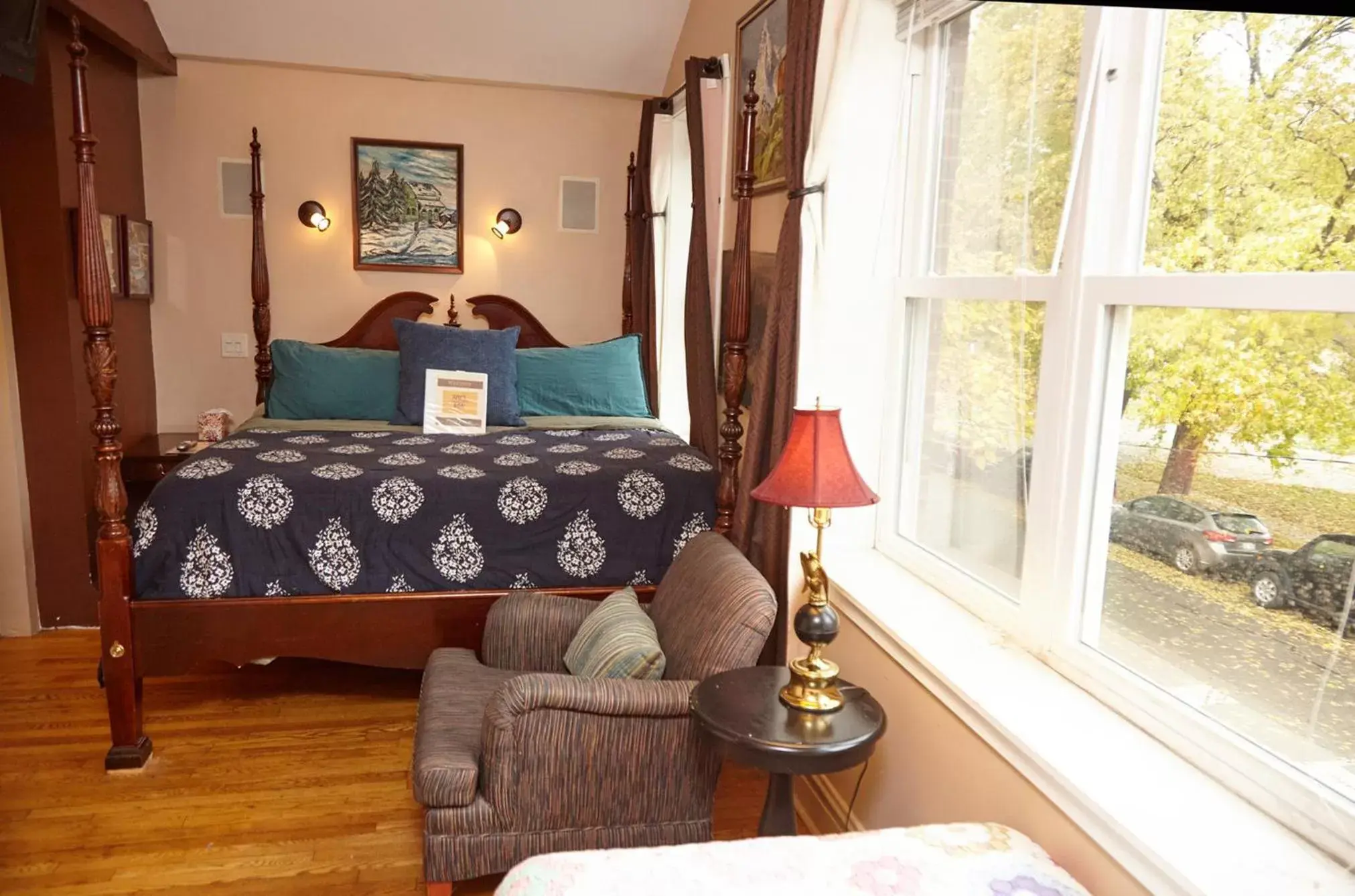 Triple Room with King Bed in Ray's Bucktown Bed and Breakfast Triple Room with King Bed in Ray's Bucktown Bed and Breakfast