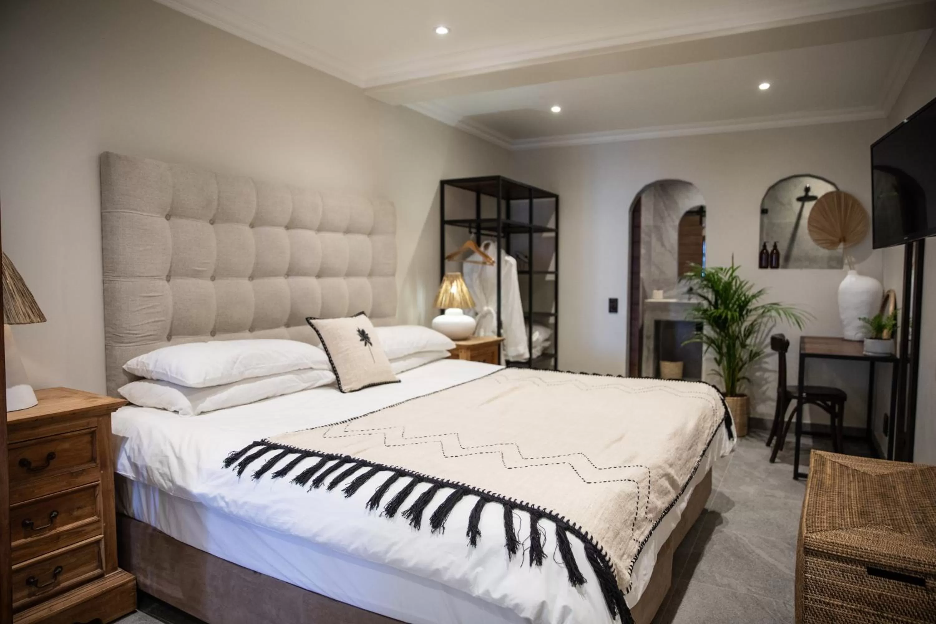 Photo of the whole room, Bed in Sea Castle Hotel Camps Bay