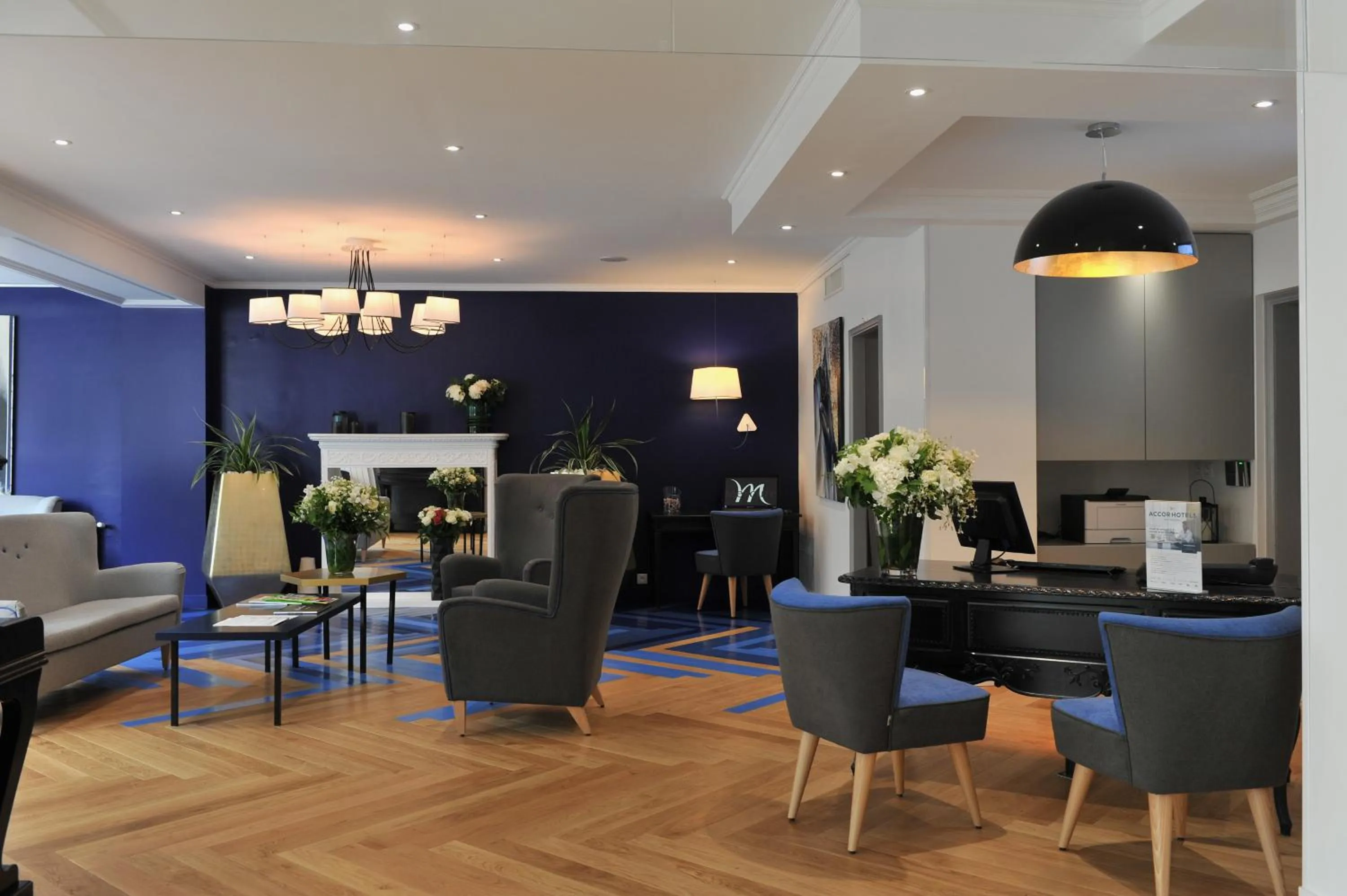 Lobby or reception in Mercure Paris Saint Cloud Hippodrome