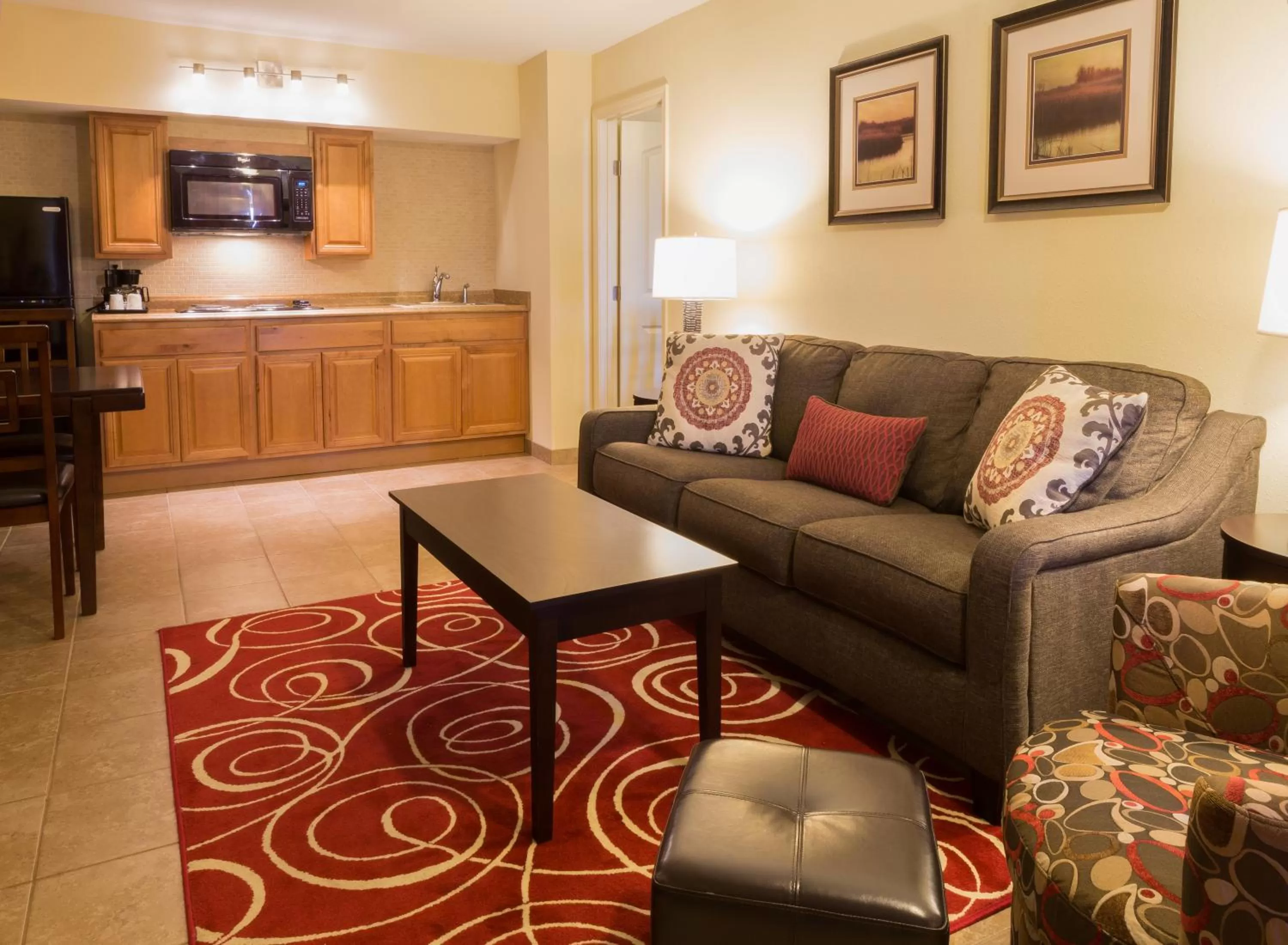 Living room in Marina Inn & Suites Chalmette-New Orleans