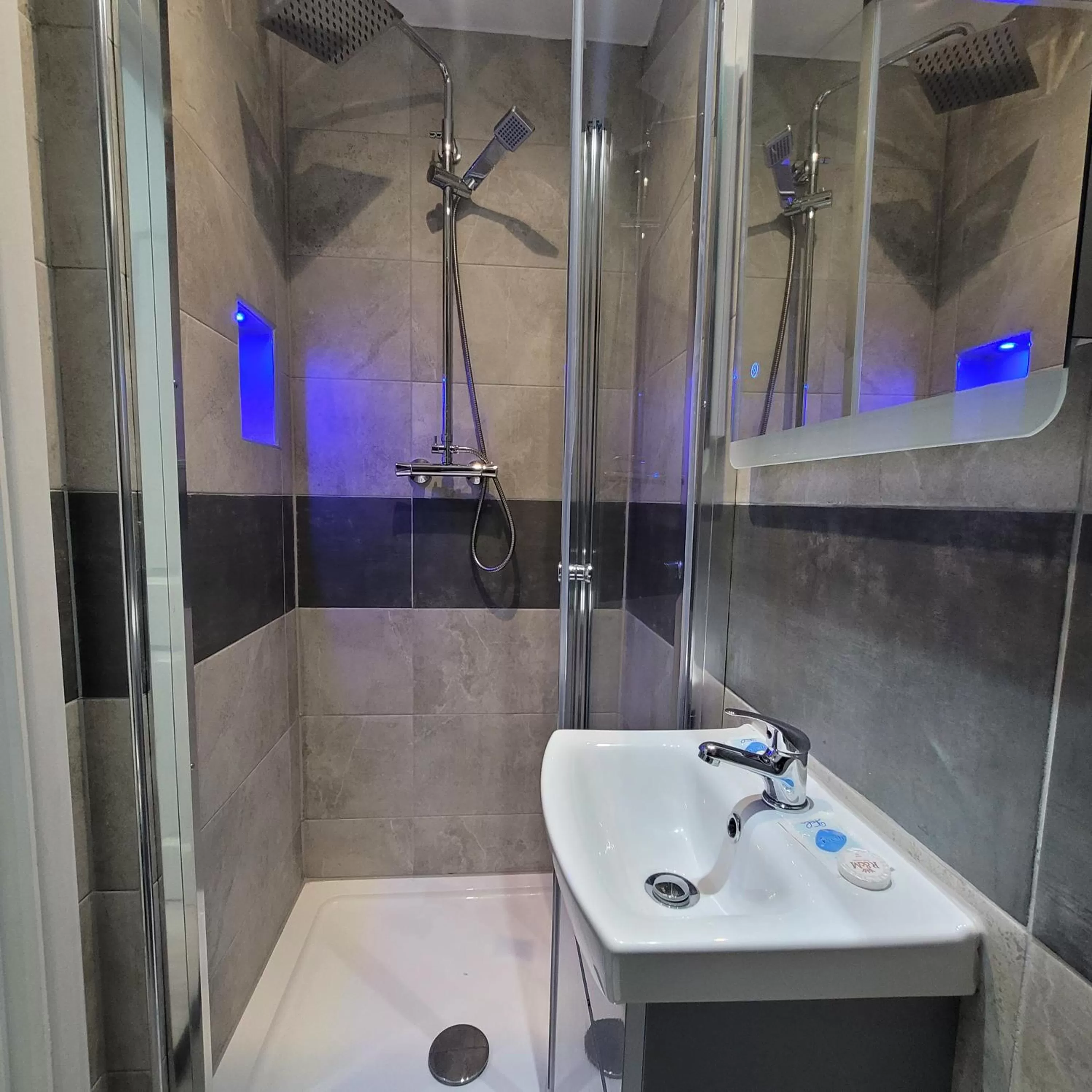 Shower in Argyle Square Hotel