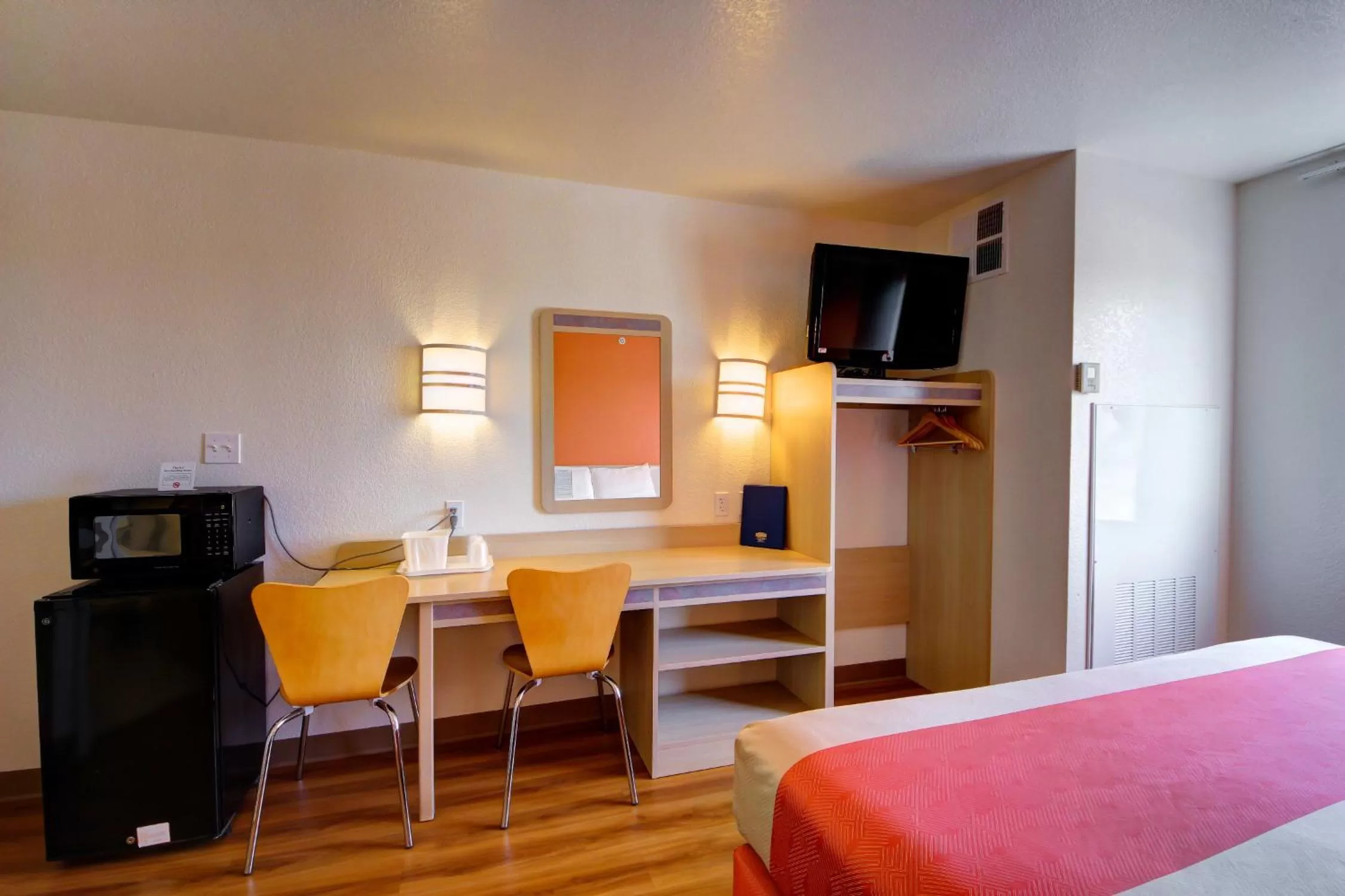 TV and multimedia, Bed in Motel 6-El Reno, OK