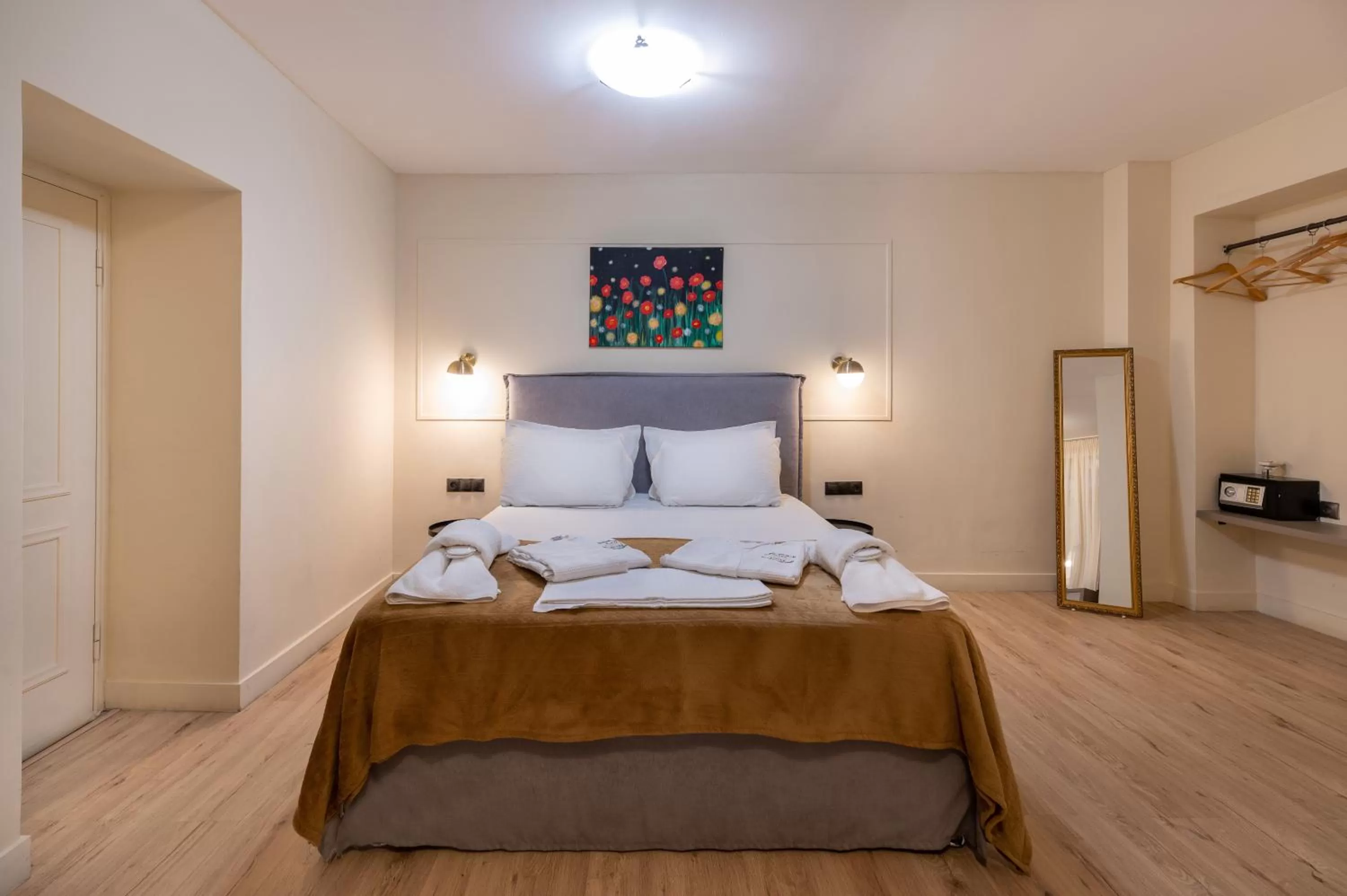 Photo of the whole room, Bed in Plaka Arch Suites