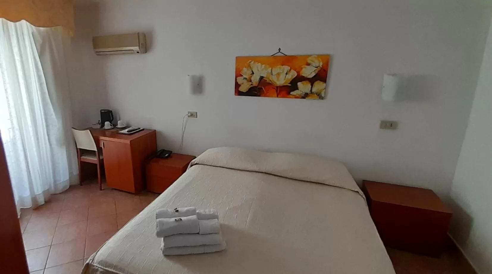 Bedroom, Bed in Hotel Tonic