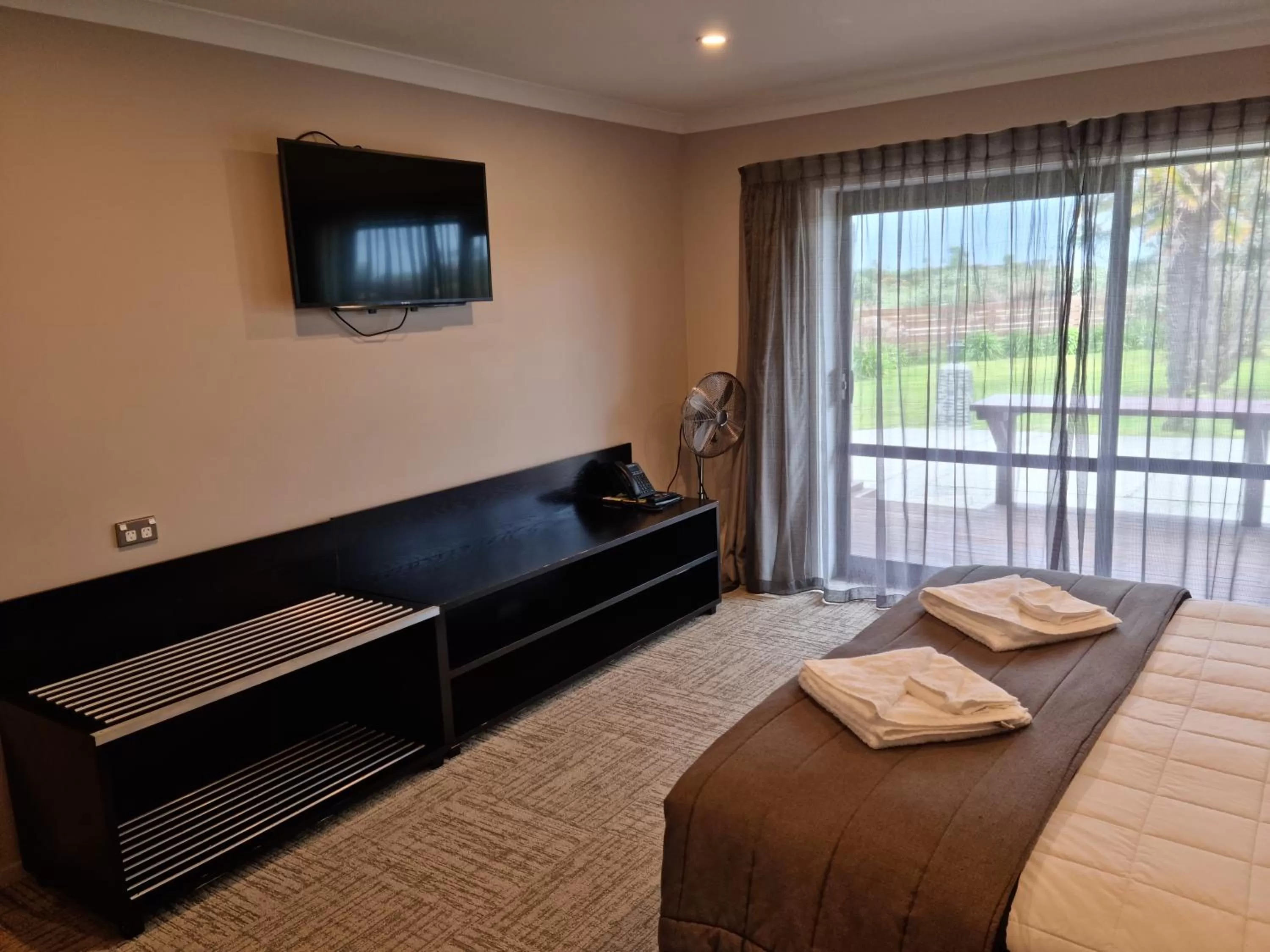 Communal lounge/ TV room, Bed in Paroa Hotel