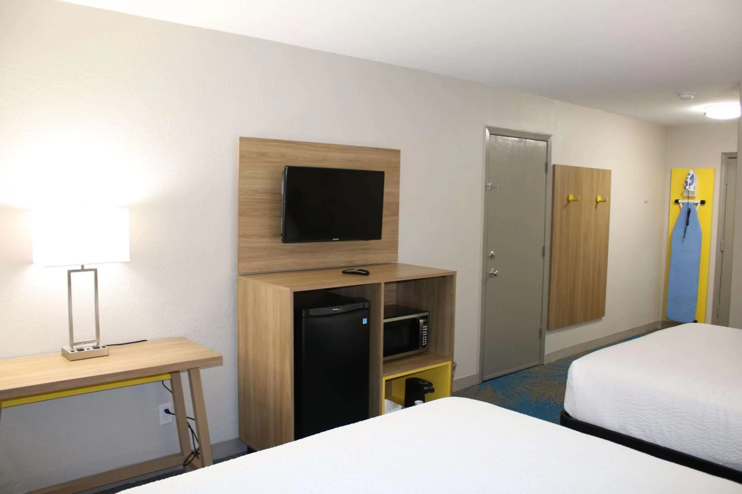 Photo of the whole room, Bed in Days Inn by Wyndham Waco University Area